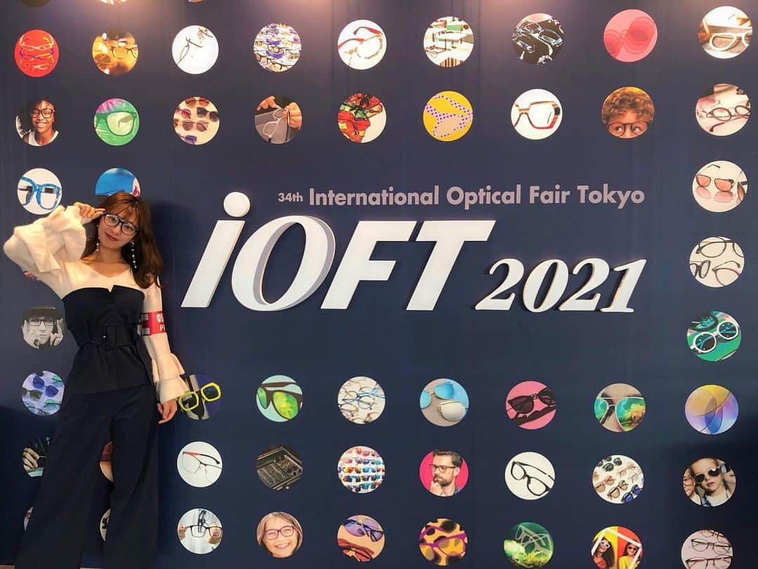 のインスタグラム：「👓 . メガネの祭典、行ってきました！ こんなにも多くのメガネを見たのは初めてで ワクワクが止まりませんでした✨ . また戦利品は載せます🥺 .  #ioft2021インフルエンサー  #ioft #国際メガネ展 #メガネ #眼鏡 #メガネ女子 #メガネコーデ #東京ビッグサイト #izipizi #藤田光学 #fujikon #名古屋眼鏡 #nagoyagankyo」