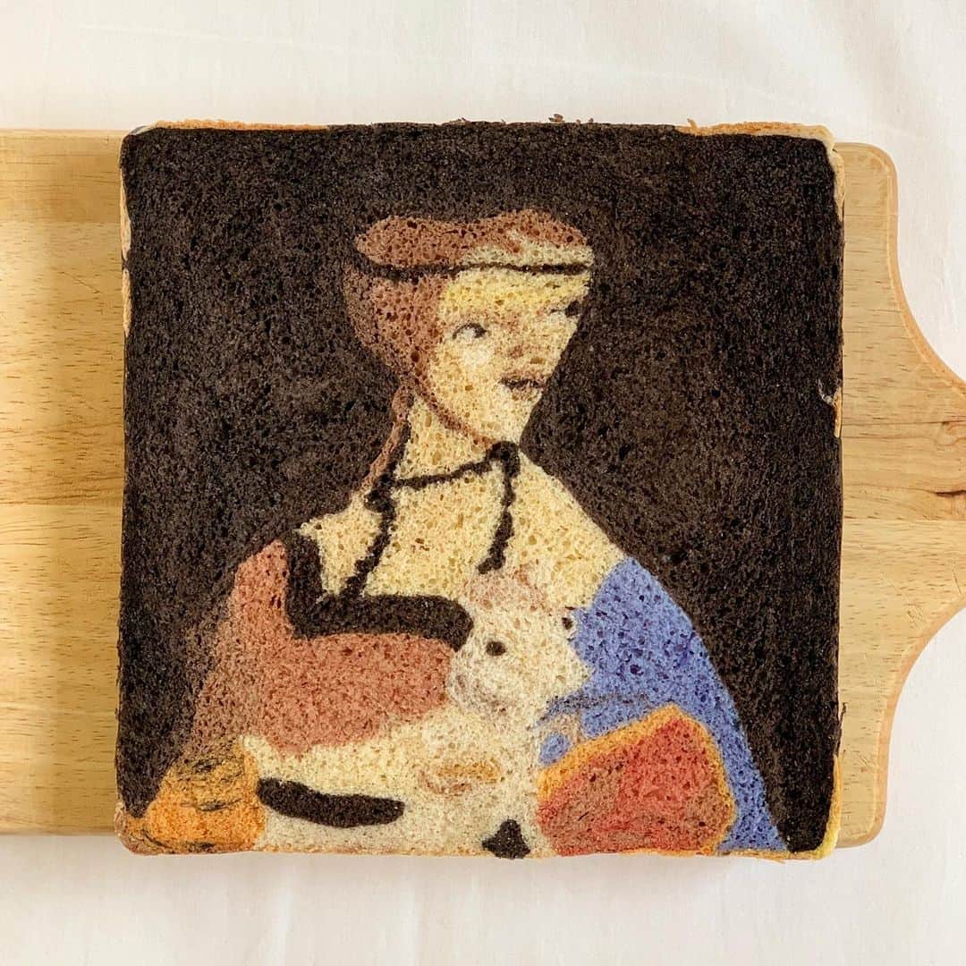のインスタグラム：「. . . #イラストパン美術館  13作品目✨ . .  「Lady with an Ermine」 Leonardo da Vinci  「白貂を抱く貴婦人」 レオナルド・ダ・ヴィンチ . . . . #bread #breadart #foodart #czartoryskimuseum #krakow #ladywithanermine #davinci #leonardodavinci #art #Museum #baker #手作りパン #パン #食パン #美術館 #朝ごパン #サンドイッチ #トーストアート #アート #萌え断 #レオナルドダヴィンチ#ダヴィンチ #パン教室 #konel #チャルトリスキ美術館 #芸術の秋 #白貂を抱く貴婦人 #イラストパン」