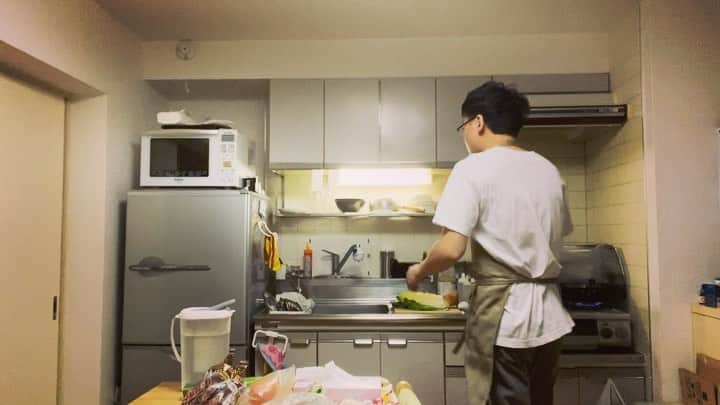 岡下雅典のインスタグラム：「居酒屋でのバイトが長かったから家で料理してる時も居酒屋みたいになってまうな… はぁ〜😩 今日めっちゃ忙しい。  #これは自炊してる動画です」