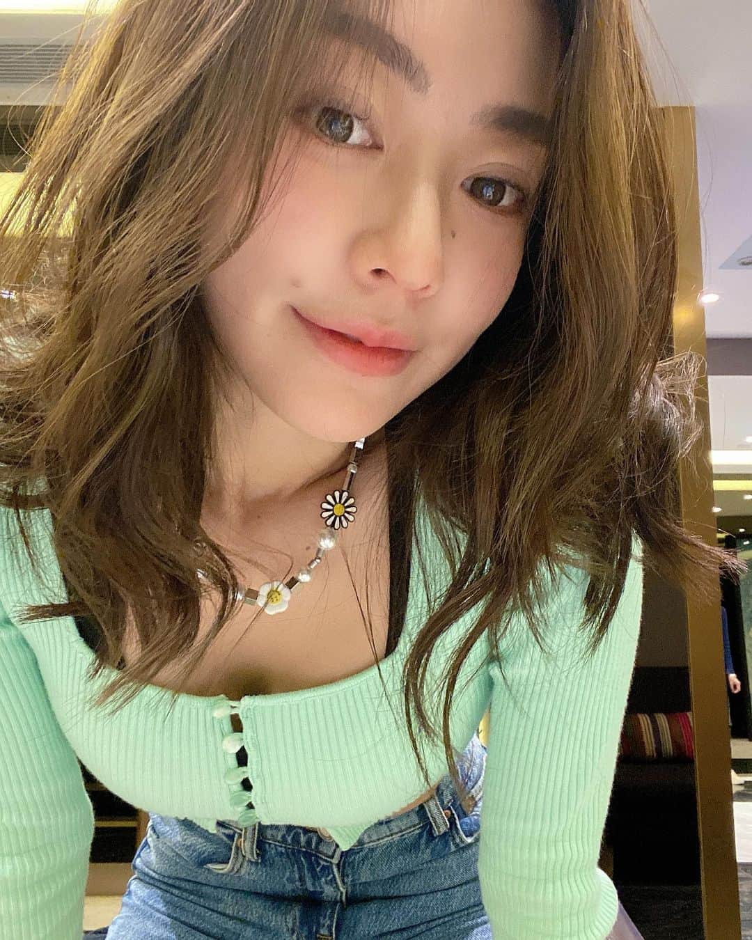 松岡李那のインスタグラム：「🤎🤎🤎 Hair by @vic_kwan  #chocomint #autumnvibes  #🍫 #秋色」