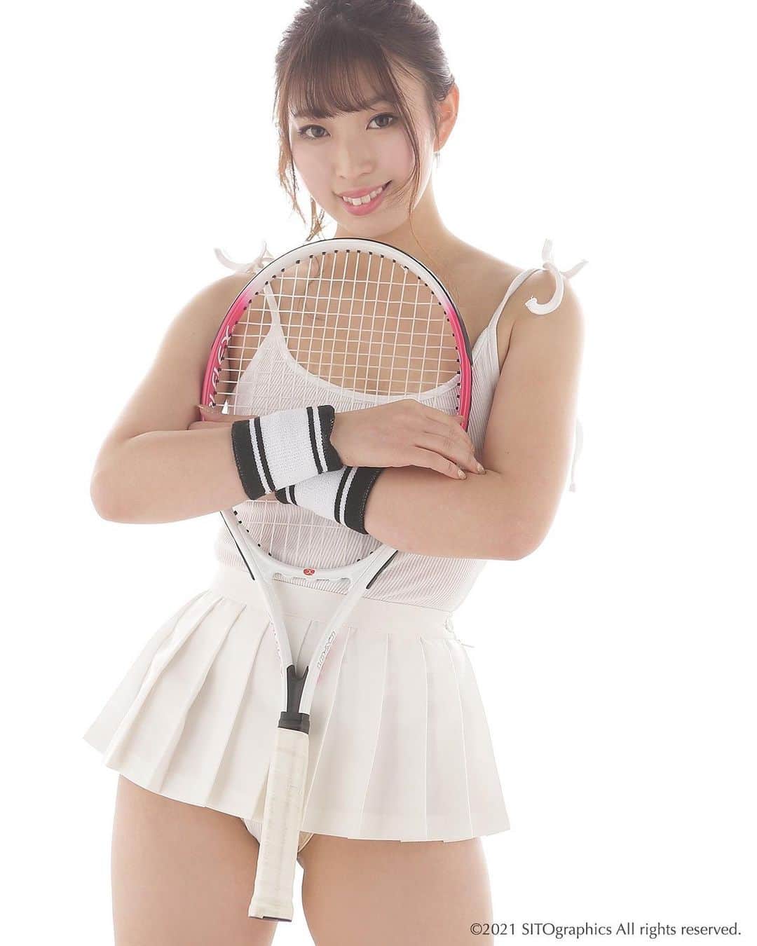 シト山口のインスタグラム：「SHIROMIちゃんデジタル写真集 発売開始です( ´ ▽ ` )ﾉ  この2枚は写真集から漏れた作品です！  今回撮った海写真を大量見開きでどドーンと公開❣️ いつもよりスケールアップしてお届け致します( ´ ▽ ` )ﾉ💕✨  model SHIROMI photo SITO yamaguchi 80ページ分（見開き40枚+表紙） ダウンロード販売 税込1,320円  お求めは「メッセージ」ボタンからSHIROMI写真集希望と書いてメッセージください🙇🏻‍♂️💕✨  続編の仮装クリスマス&ニューイヤー編は11月発売❤️  #model #make #fashion #hairmake  #photo #shoot  #モデル #美脚 #美人 #美肌 #美白 #小顔 #スタイル #ヘアメイク #メイク #ポートレート #ファッション #ビューティー #作品撮り  #写真好きな人と繋がりたい #被写体 #グラビア   ©︎2021 SITO graphics All rights reserved.」