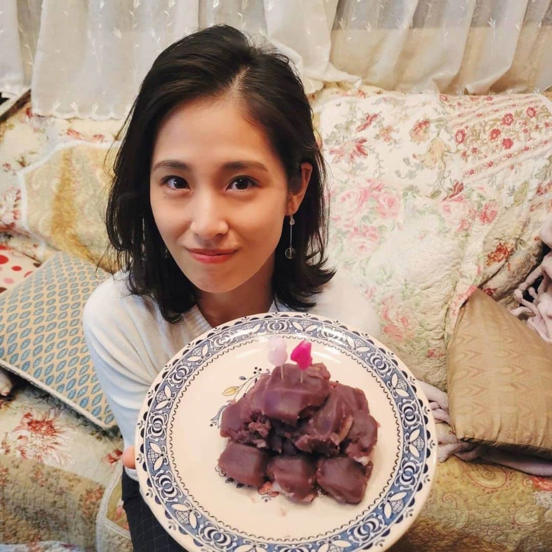 本仮屋リイナのインスタグラム：「あんこ大好き男である夫が誕生日！🎊 ということで、赤福をピラミッドにして、ろうそくを🎂😚💓  思った以上に赤福がやわらかく、理想とは違う形になりましたが、大変喜んでくれたので、よかったです😊✨  昨日夫は34才になりましたが、「33才の方が気に入ってたから、これからも33才として生きていこうと思う。」と宣言し、家族を驚かせていました😂おっとっと  #赤福お皿の右側に寄リイナ #誕生日 #赤福」