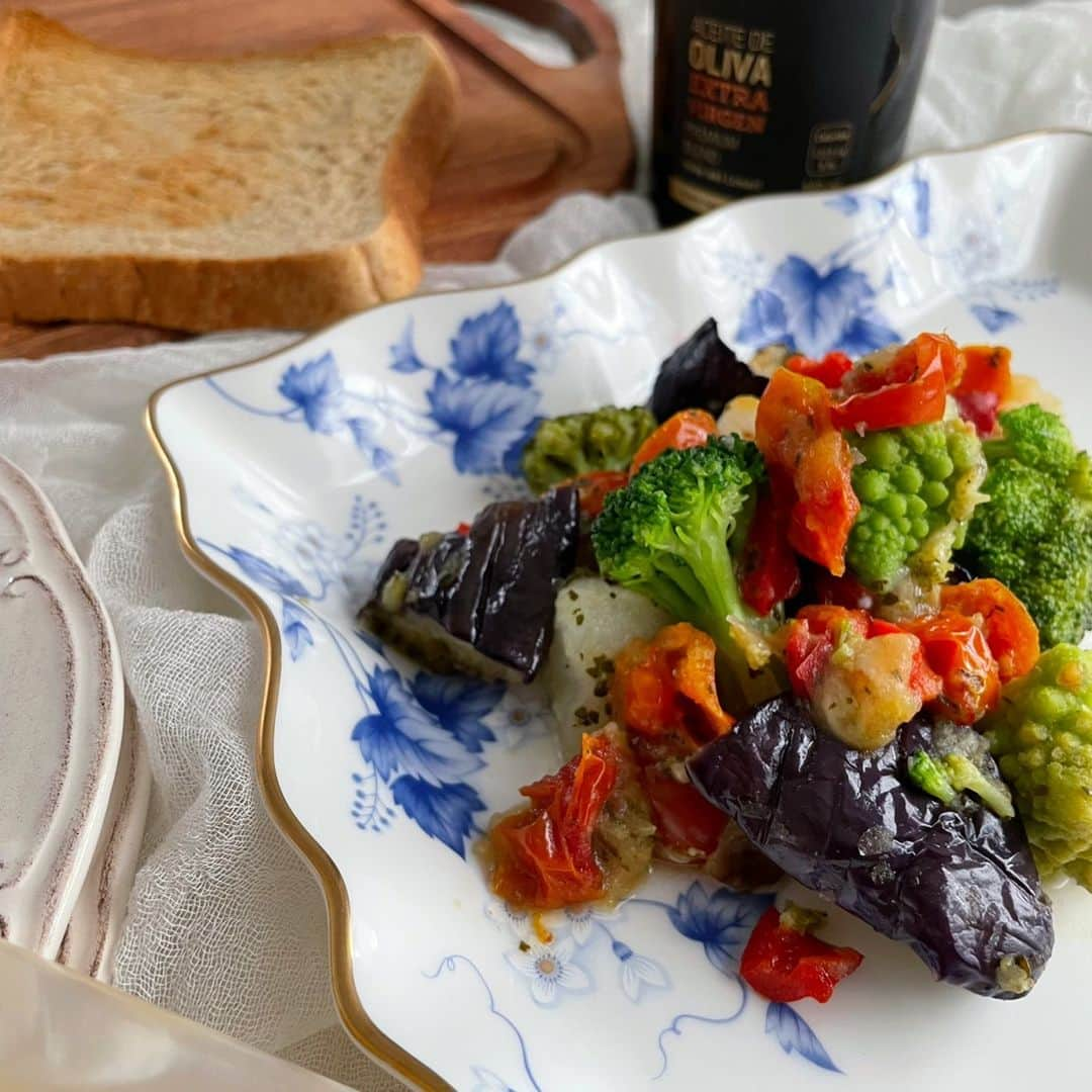 尾花貴絵さんのインスタグラム写真 - (尾花貴絵Instagram)「🥗 . Sunday Breakfast at its best. . 朝からこんなにお野菜たっぷり摂れるのは嬉しい〜!!!! . @greenspoonjp から新発売された 手軽にレンチンして食べられるホットサラダ。 簡単！美味しい！ボリューム満点！！大満足です😋💕 (ここのスムージーやスープも美味しかったのよね♪) . パスタの具として絡めても良さそうだったよ🍝💯✨ . 皆さん、今日も素敵な１日をお過ごし下さーい⛲ . . #greenspoon #hotsalad」10月24日 8時12分 - kie_obana_