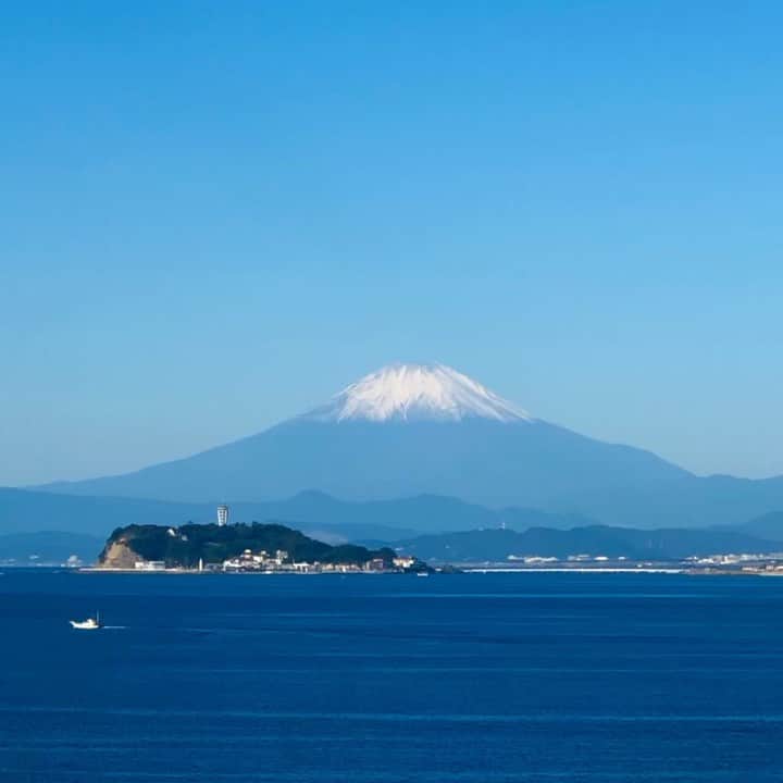 マイケル富岡のインスタグラム：「日本の美 ビューティフルなフジヤマ&江ノ島♡ #love #fujiyama #marina #surf #actor #actorslife #shooting #マイケル富岡 #俳優 #タレント #撮影 #ジェット #富士山 #湘南 #鎌倉 #江ノ島 #材木座 #リゾート#malibufarm #malibuhotel #ronherman #generalamericanhome #nature #mt.fuji #enoshima #癒し #大自然 #フジマニア」