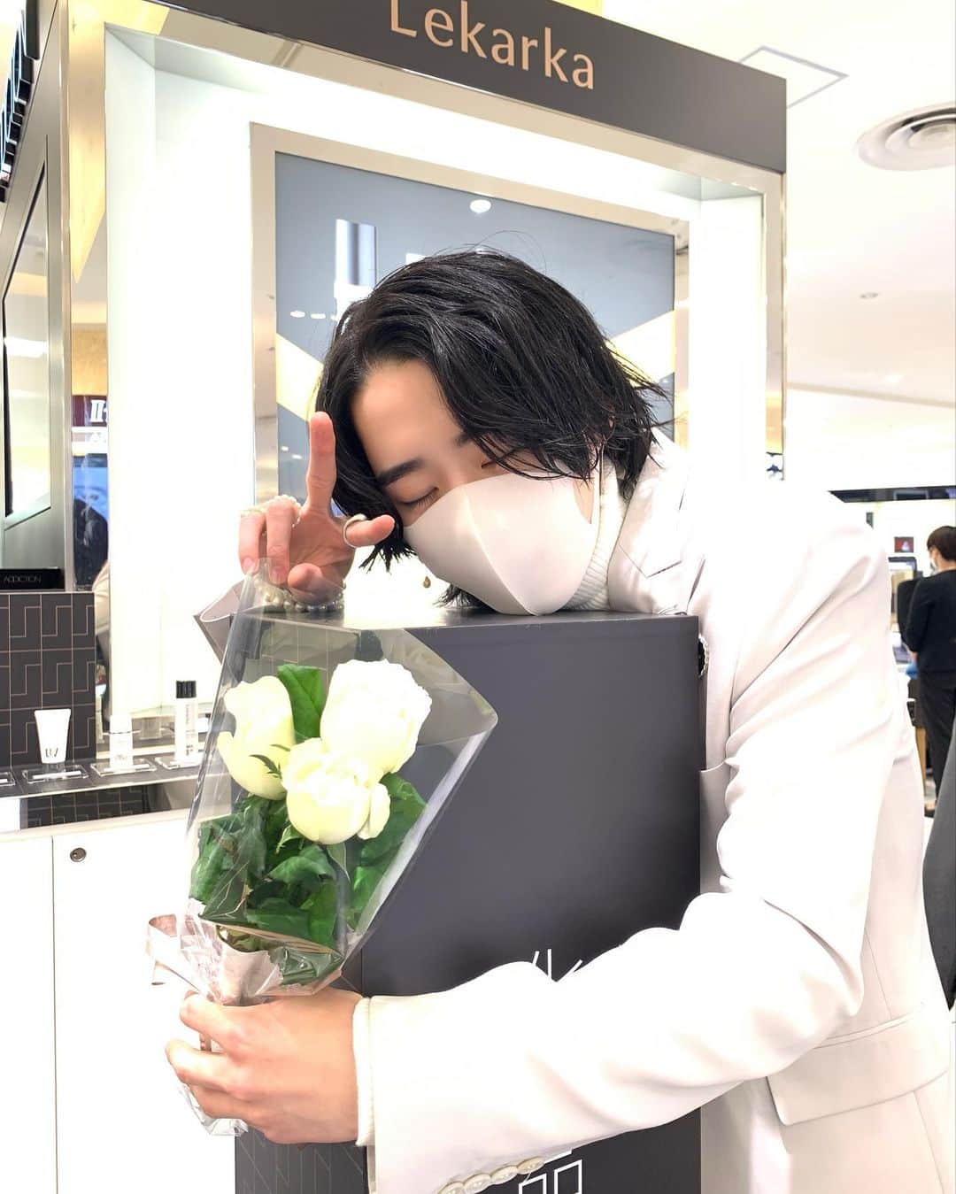 しょうきさんのインスタグラム写真 - (しょうきInstagram)「横浜高島屋Lekarkaコラボ来店イベントありがとうございました！🤍🖤 ⁡ ⁡ 貴重な休日にも関わらず 沢山の方が予約して並んでくれて 差し入れやプレゼント,お花や嬉しい言葉をくれて。 時にはお待たせしたりもしたのに皆んな嫌な顔せず笑顔でスキンケアとか美容トークで盛り上がって喜んでくれて 本当によかったです!!! 楽しかった！！😆 ⁡ 元々ユーザーでずっと使い続けてきたレカルカさん。 素敵なご縁が重なりこの度コラボという形で一緒にPOPUPを盛り上げれることが出来て とても貴重な素敵な体験で光栄でした✨ ⁡ 僕は元々美肌ではなく、ニキビは繰り返すしニキビ跡はあるしクレーターもあって本当に綺麗になれるのかと、必死に必死に模索しながらやるしかないと、もがき続けてきました。 そして、ようやく、少しは美肌とも言える今現状の肌にたどり着きました。 その過程は結果がすぐ出るわけではないため時には辛いものでした。 だから自身の実体験を通じて、少しでも美容に興味を持ったり綺麗になれるという証を発信しつつ、1番は美容を楽しむきっかけ作りを出来たらなと思っています🏃‍♀️🏃‍♂️❤️‍🔥 ⁡ 今回その想いや願いが目の前で叶う瞬間がいくつもあり 胸に響くものがありました。 美容家としてこれからも日々勉強し邁進して一生懸命頑張っていきます😋😚 ⁡ 今後とも宜しくお願い致します🤝 レカルカ横浜高島屋POPUPは10/26まで開催しているので気になる方は是非チェックを✨ ⁡ ⁡ #Lekarka #Lekarkahomme #レカルカ ⁡ #menskincare #スキンケア #メンズスキンケア #レカルカ愛用中 #レカルカオム #保湿美容液 #メンズ美容 #美容男子 #コスメ男子 #メンズ美容 #肌荒れケア #美容好き #メンズコスメ #オススメコスメ #おすすめコスメ #uvクリーム #uvカット #uvケア #紫外線吸収剤不使用 #日焼け止め #日焼け対策 #ミスト化粧水 #ニキビ対策 #ニキビ跡 #乳酸 #横浜高島屋 #高島屋」10月23日 23時47分 - shoki_h96