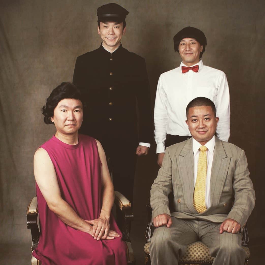 長田庄平のインスタグラム：「the家族  #かまいたち #チョコレートプラネット #かまいたちの知らんけど  #家族 #家族写真  #お兄ちゃんの卒業記念」