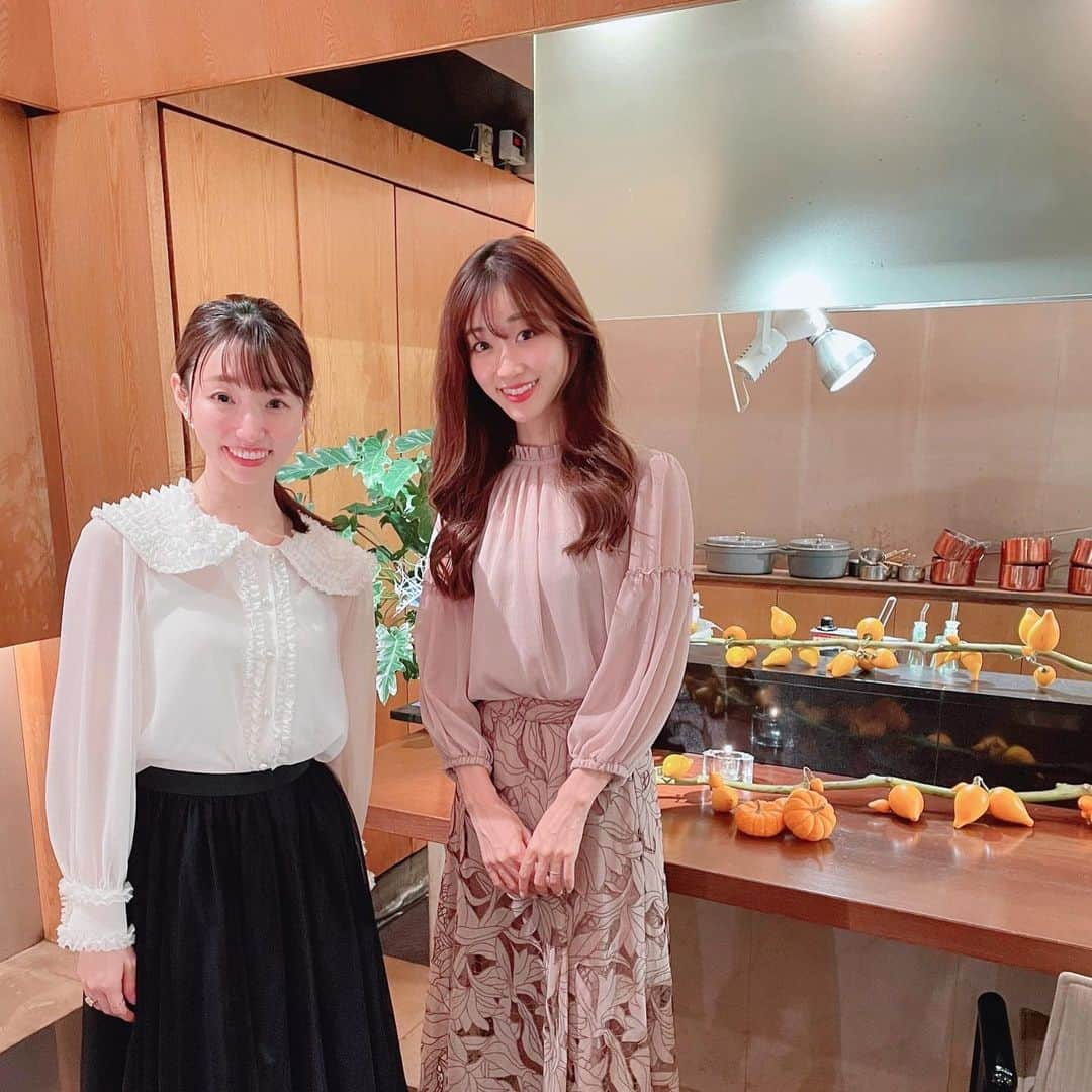 加田晶子さんのインスタグラム写真 - (加田晶子Instagram)「ゆみちゃんと🥰今日も韓国ドラマの話で大盛り上がり🥀癒しのひと時でした🤍  素晴らしいお料理を提供して下さった進藤シェフともパシャリ👨🏻‍🍳以前ロブションの副料理長もされていたとか🌝 アミューズブーシュの美味しさに心を奪われました🥺季節感を大切にされているフレンチ。とても満足😌また行きたいお店です🍽  #レストランラリューム #進藤佳明 シェフ#白金台ランチ #白金台グルメ #フレンチレストラン #東京グルメ #東京レストラン #至福の時間 #グルメスタグラム #gourmet #グルメ #美味しいもの大好き #フリーランス#フリーアナウンサー #アナウンサー #akiki のお洋服#ジャスグリッティー #jusglitty #30代ファッション#モノトーンコーデ #30代コーデ#アラサーファッション #女子会」10月23日 23時59分 - accoo.k