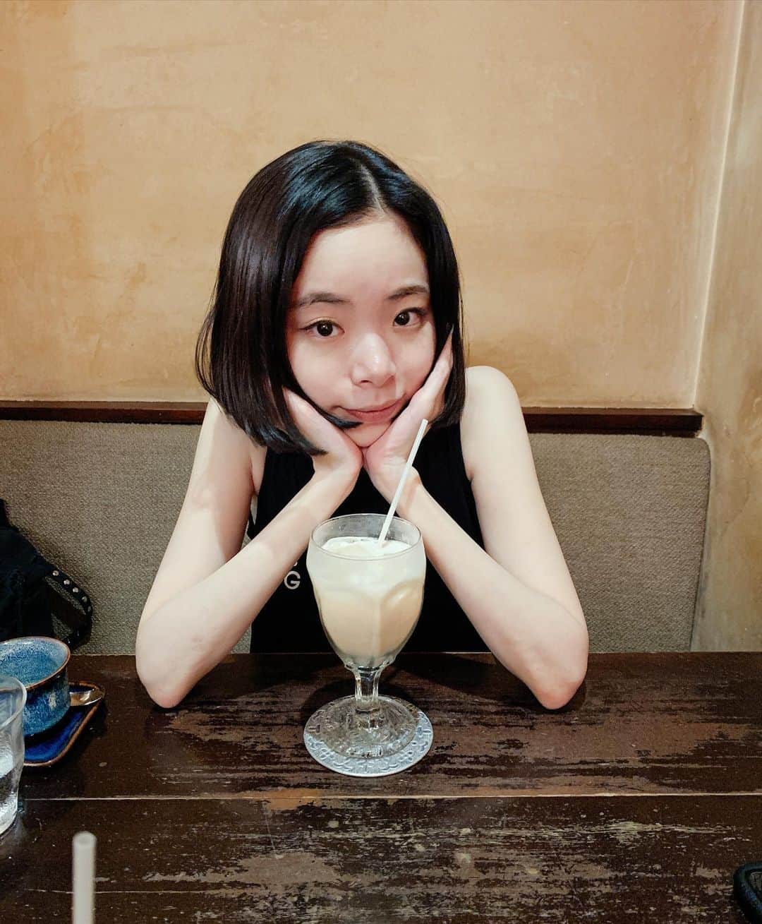 趣里さんのインスタグラム写真 - (趣里Instagram)「趣里です。 ⁡ いまっさんと ずっとずっと楽しみにしていた 新国立劇場バレエ団 「白鳥の湖」を観に行きました。最高峰の芸術でした。 本当に素晴らしく高揚感と幸福感で満ち溢れました。 憧れである米沢唯さん、福岡雄大さん、ダンサーの皆様、スタッフの皆様、素晴らしい舞台をありがとうございました😢✨ ⁡ 年末のくるみ割り人形もとっても楽しみです。 ⁡ エネルギーをたくさん頂いたので、私も皆様に良いお知らせができますよう撮影頑張ります！ ⁡ ⁡ ※写真２枚目３枚目はいつかのいまっさんと打ち合わせ中のものを....季節感なくてすみません！！！！！！ ⁡ #新国立劇場バレエ団 #趣里」10月24日 0時04分 - shuri.and.mg.official