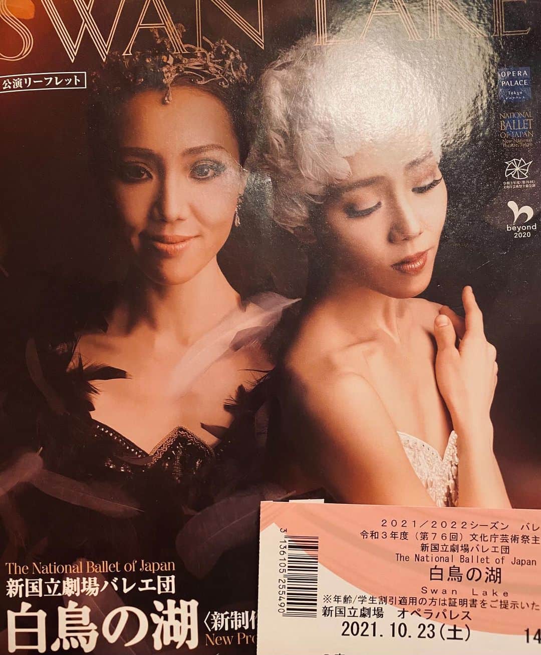 趣里さんのインスタグラム写真 - (趣里Instagram)「趣里です。 ⁡ いまっさんと ずっとずっと楽しみにしていた 新国立劇場バレエ団 「白鳥の湖」を観に行きました。最高峰の芸術でした。 本当に素晴らしく高揚感と幸福感で満ち溢れました。 憧れである米沢唯さん、福岡雄大さん、ダンサーの皆様、スタッフの皆様、素晴らしい舞台をありがとうございました😢✨ ⁡ 年末のくるみ割り人形もとっても楽しみです。 ⁡ エネルギーをたくさん頂いたので、私も皆様に良いお知らせができますよう撮影頑張ります！ ⁡ ⁡ ※写真２枚目３枚目はいつかのいまっさんと打ち合わせ中のものを....季節感なくてすみません！！！！！！ ⁡ #新国立劇場バレエ団 #趣里」10月24日 0時04分 - shuri.and.mg.official