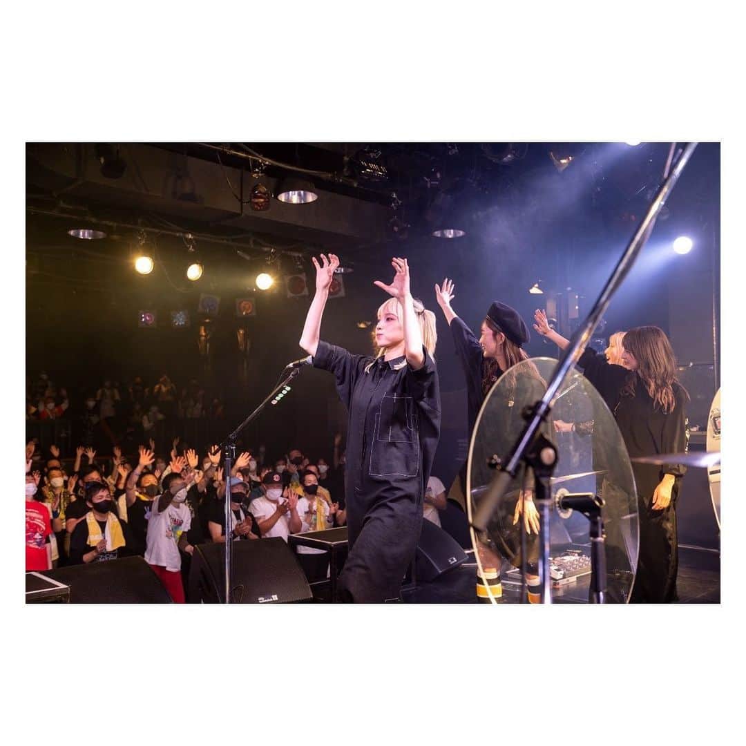 MAMIのインスタグラム：「SCANDAL TOUR 2021 『SCANDALの対バンツアー』 . . . 広島は佐藤千亜妃ちゃんをお迎えした夜でした🥰 とってもキュートで大人でパワフルで楽しいライブで最高すぎた😭😭😭 こんなにも素敵な人が友達と言ってくれて本当に嬉しいし本当にありがとう😭😭 いつか一緒にやりたい🌷が叶ってよかった🥰 観に来てくれたみんなもありがとう🥰 ちあきちゃん、まったねぇえ〜〜🙋‍♀️🌷 . さ〜て、明日はラスト福岡だ〜〜ん . 📸 @takeshiyao」