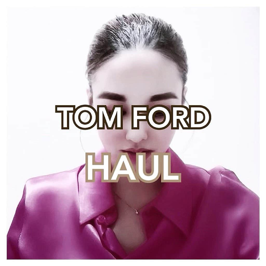 定平佳子のインスタグラム：「IGTV vol.22  動画編集 by Yoshiko 🇮🇹  音量注意です  Tops：@zara  、  TOM FORD HAUL movie と なります 、  ▶︎ TOM FORD @tomfordbeauty  ▷ EYE COROL QUAD 03A BODY HEAT  詳しくは、一つ前の post を、ご覧ください ✨🤍✨  、  最高峰 の、質感 🏅  メイク動画 撮りたいいいいいい  早速 今秋 、愛用しています 普段使いで、どんどん 使っていきたい  コスメ は、使ってあげることが、コスメの 幸せ 🤎 ()  、 、  #yoshikosadahira #定平佳子  #ヨシコスメ  #恋コスメ  #TOMFORD #TOMFORDbeauty #TOMFORDcosmetics #TOMFORDEYECOLORQUAD #EYECOLORQUAD #BODYHEAT #eyemakeup #browneyeshadow  #トムフォード #トムフォードビューティー #トムフォードアイシャドウ #アイカラークォード #ボディヒート #アイシャドウマニア #アイカラークォード03A #イタリアコスメ #コスメオタク #トムフォードコスメ #アイシャドウパレット #元外資系美容部員  #動画編集 #クリエイター #コスメプロデュース #女優 #ハリウッド  #動画編集してる人と繋がりたい」