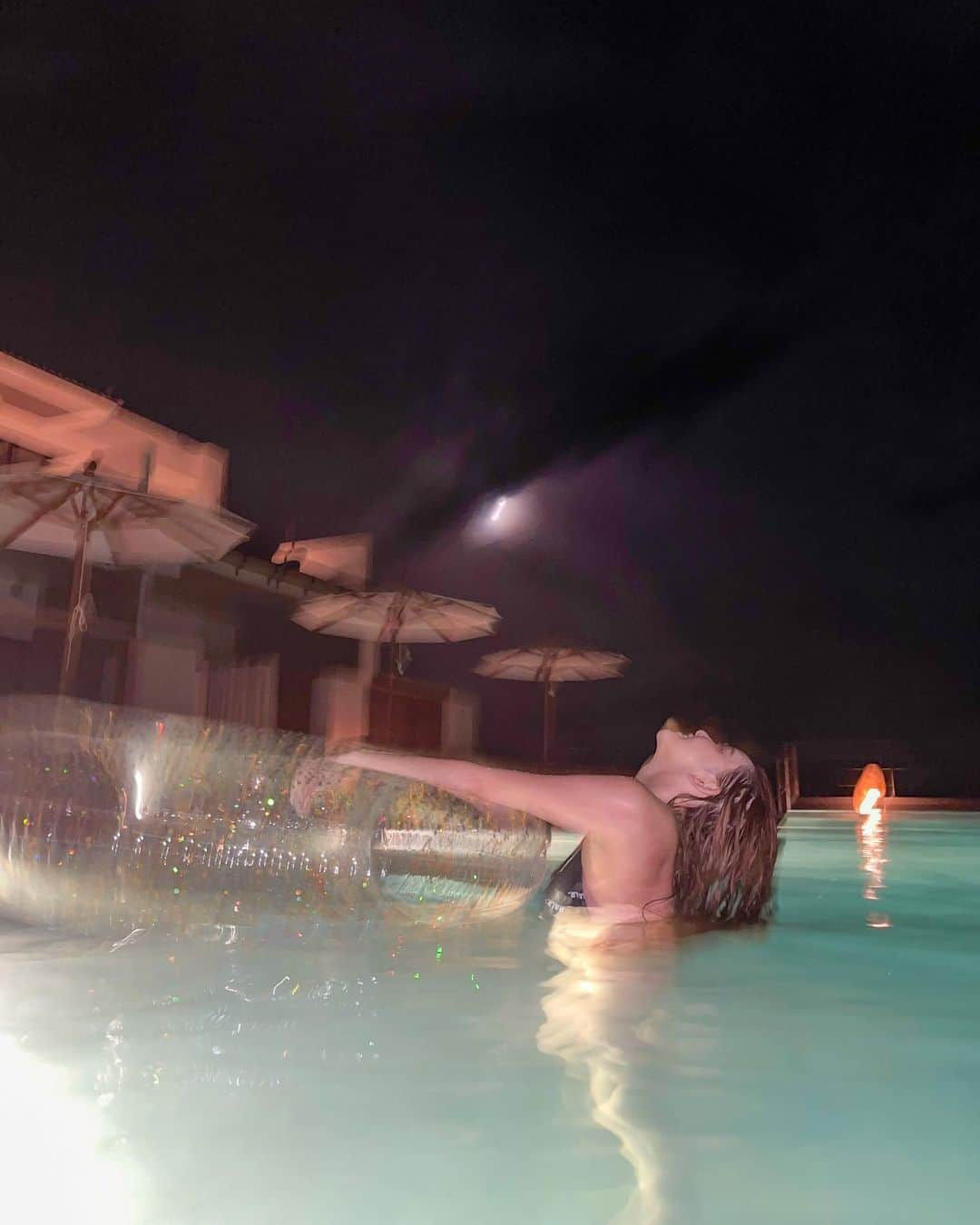 カレンさんのインスタグラム写真 - (カレンInstagram)「🌃😉 xoxo...💋  #goodnight #gn #pool #japanesegirl」10月24日 0時58分 - cjd_karen