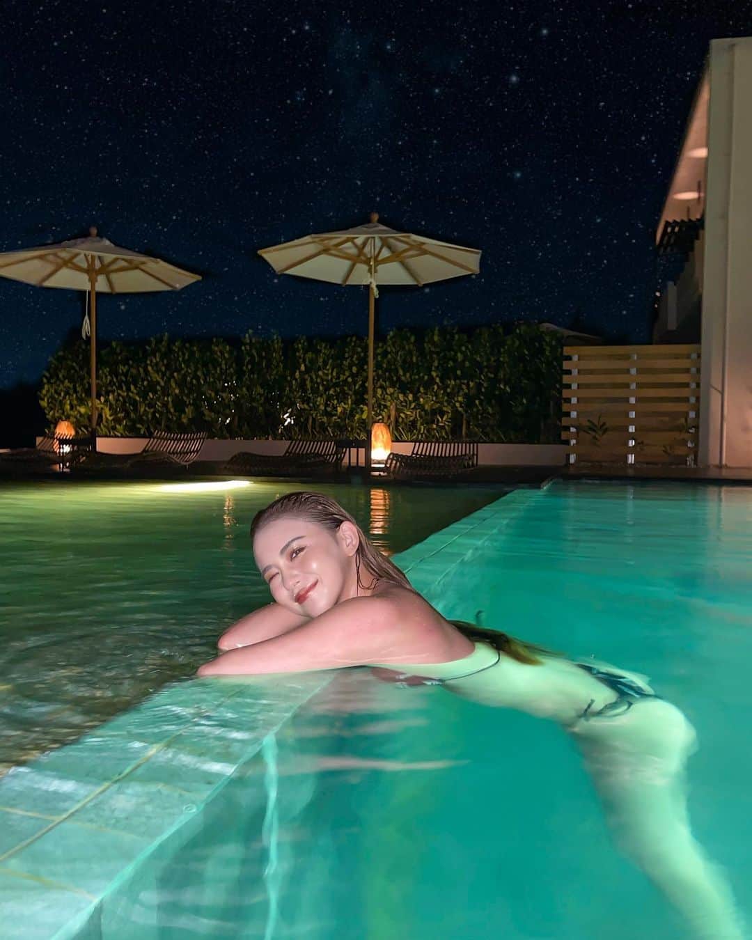 のインスタグラム：「🌃😉 xoxo...💋  #goodnight #gn #pool #japanesegirl」