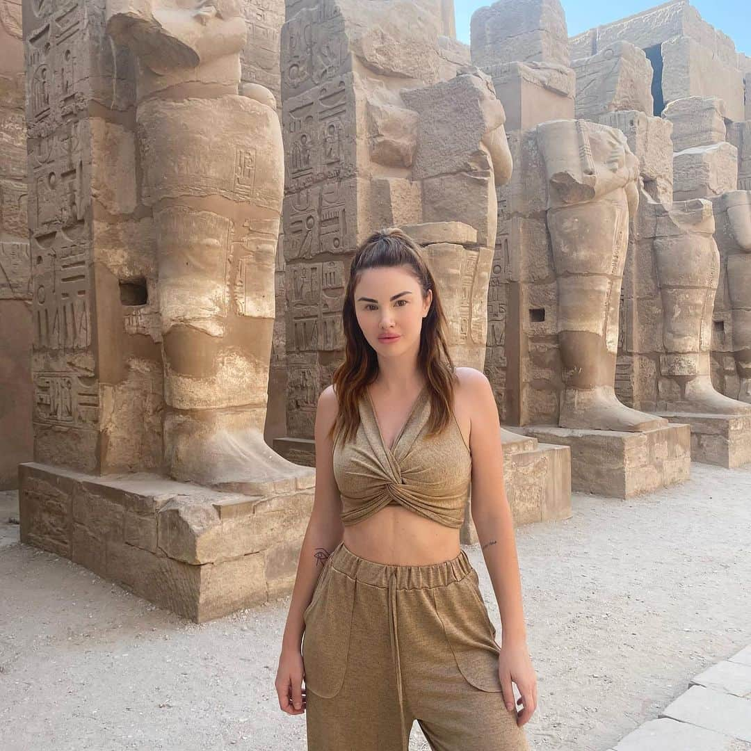 ジェイド・ニコルのインスタグラム：「Some things are simply impossible to catch on film. The energy, the enormity, touching something that was made 4000 years ago. It’s an indescribable feeling. #luxor #egypt #karnaktemple」