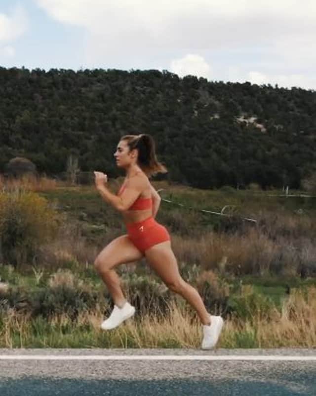 runplanetのインスタグラム：「🏃🏽‍♀️ Send your pic to @Runplanet DM to be featured! Follow us  for more motivation! ⠀ Video by @demibagby ⠀ #RUNPLANET Our community has been inspiring and motivating to run for over 5 years. We love running and we love share it. We wish you to achieve your goals ⠀ 🤝Thanks for your support」