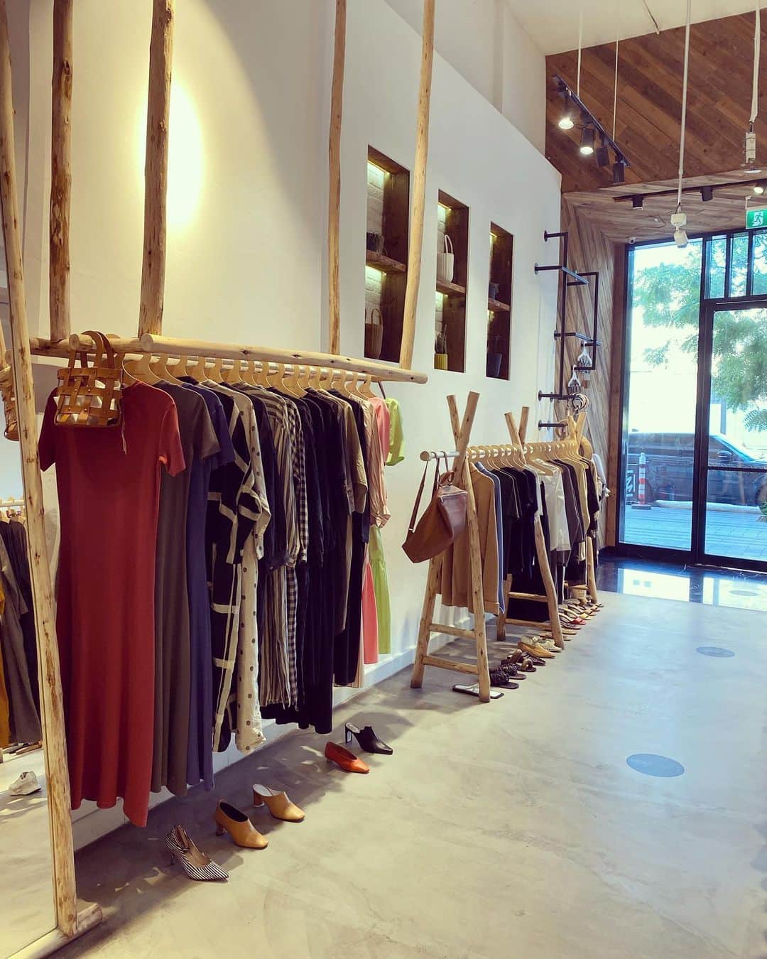小泉里子さんのインスタグラム写真 - (小泉里子Instagram)「この間コメントで教えてもらったお店に行ってきました〜。 とっても良かった。 特に靴のセレクトが好き♡ 女の子のキッズもあって、めちゃくちゃ可愛いけど、 我が家には着る人いないな〜 姪っ子もいないな〜 いたら絶対買ってたな〜ってくらい可愛かった♡  #humanandbeings #dubai #fashion #citywalk #satokodubai」10月24日 3時00分 - satokokoizum1