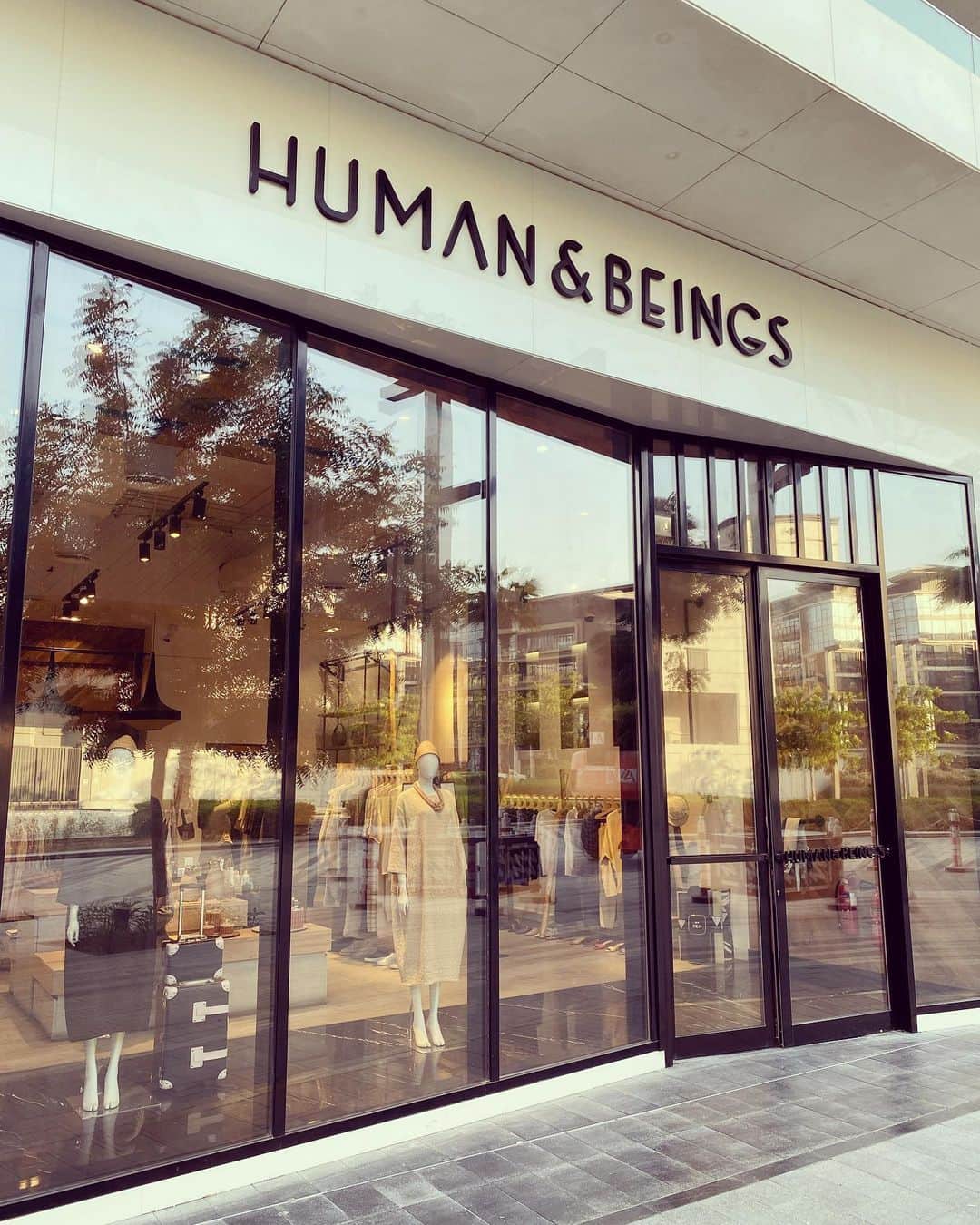 小泉里子さんのインスタグラム写真 - (小泉里子Instagram)「この間コメントで教えてもらったお店に行ってきました〜。 とっても良かった。 特に靴のセレクトが好き♡ 女の子のキッズもあって、めちゃくちゃ可愛いけど、 我が家には着る人いないな〜 姪っ子もいないな〜 いたら絶対買ってたな〜ってくらい可愛かった♡  #humanandbeings #dubai #fashion #citywalk #satokodubai」10月24日 3時00分 - satokokoizum1