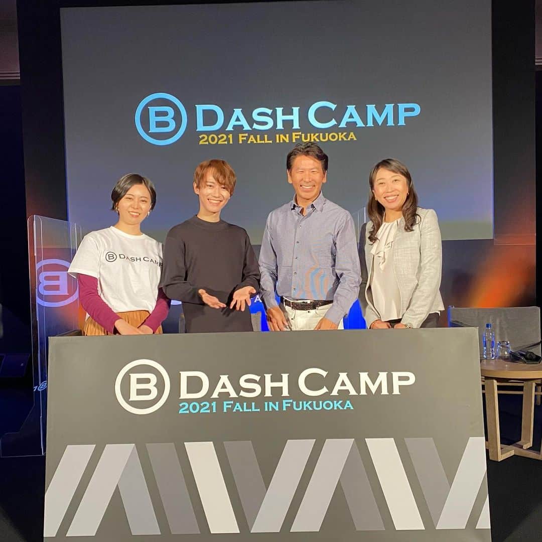 瀧口友里奈さんのインスタグラム写真 - (瀧口友里奈Instagram)「・ 【B Dash Camp in Fukuoka】 第一線で活躍されるスタートアップ企業の皆さまが一堂に会する、日本最大規模の招待制カンファレンス、B Dash Camp💫 今週、まる二日間、全体の司会と、セッションのモデレーターを務めました🎤  担当したセッションは「多様性が組織を強くする〜これからのD&I経営」  スピーカー： 星賢人（JobRainbow代表取締役） @jobrainbow  清明祐子（マネックス証券代表取締役社長） 内山幸樹（ホットリンク代表取締役グループCEO）  モデレーター： 瀧口友里奈（セント・フォース） 　  皆さん、三者三様のD&I （ダイバーシティ＆インクルージョン）への向き合い方や取り組みをされていて、経営におけるD&Iの重要性、そして具体的に経営者の方々が今すぐ始められるアクションについても提示いただきました。  私個人としては、今年秋から東京大学工学部のアドバイザリーボードメンバーとして、大変僭越ながら大学のD&Iへのアドバイスもさせていただいており、改めて社会のD&I推進のために具体的にどんなアクションができるか考えていた中でしたので、非常に有難い学びの深いセッションになりました。  星さんのツイートで知ったのですが、 セッション後の喫煙所で「D&I大事だよな、うちの会社でもできることからやらんと」という聴講者の方の会話があったと。 星さんが他の方からそういった会話があったという話を聞いたということで✨こうしてこのD&Iの流れがどんどん加速していってもらえたら嬉しいです。  その他の皆さんのセッションも一つ一つ内容が濃く、実践的で多くの示唆をいただきました。  そして、コロナ禍を経てこれだけ大規模なリアルカンファレンスの実施を決断されて遂行されたB Dash Venturesの皆さんが素晴らしいです。本当にお疲れ様でした！ ご参加、ご清聴いただいた皆さま、どうもありがとうございました✨  会場には福岡の高島市長も来られました！ せっかくの福岡でしたが、今回は、早朝入り深夜帰りの弾丸出張になってしまったので次回は街にもぜひ繰り出したいです（笑）  #bdash #bdashcamp #startup #startupbusiness #diversity #diversityandinclusion #fukuoka #スタートアップ #ダイバーシティ#多様性 #dandi #福岡 #経済キャスター #セントフォース #司会 #モデレーター #瀧口友里奈」10月24日 9時02分 - yurinatakiguchi