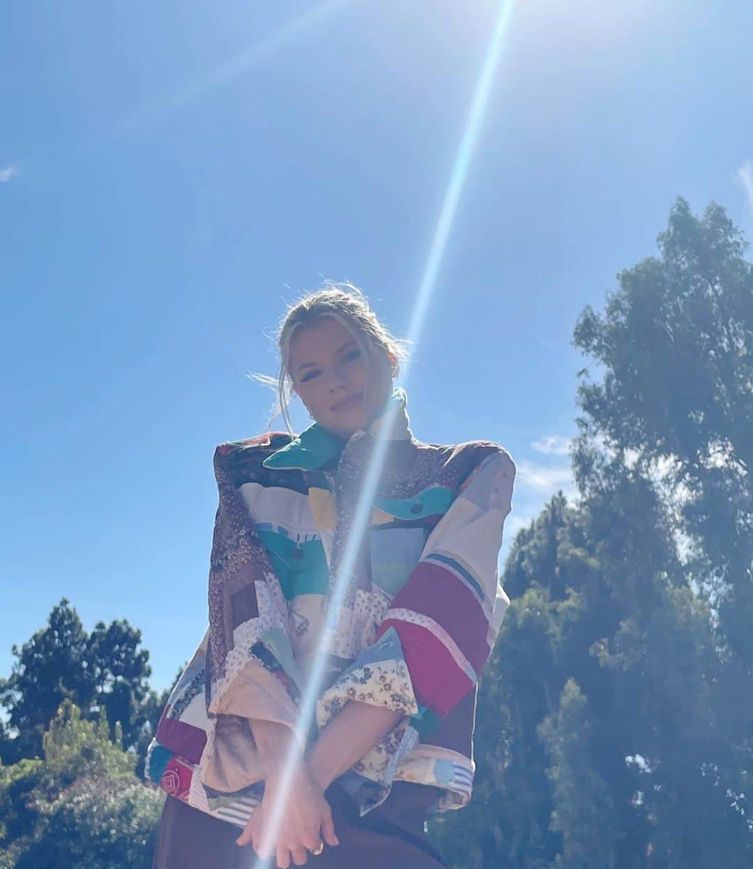 シャーロット・マッキニーのインスタグラム：「Spent the day on the most beautiful Farm with @motherdenim x @netaporter 👩🏼‍🌾」