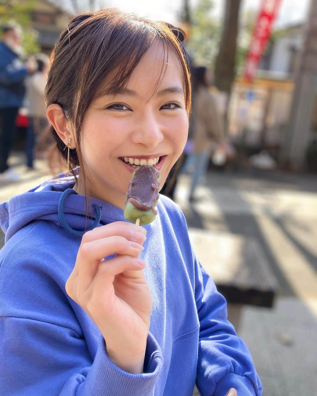 中庄司愛希のインスタグラム：「おはようございます☀️ 深大寺でお団子🍡お天気が良くてお外で食べるお団子は美味しい🍡 #深大寺 #ゲゲゲの鬼太郎 #鬼太郎 #お蕎麦 #お出かけ #調布 #ゴルフ女子 #深大寺そば #深大寺だんご #深大寺グルメ」