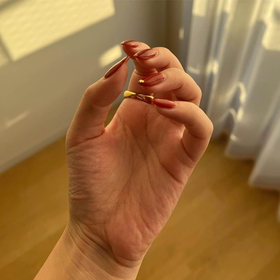 横山紗弓さんのインスタグラム写真 - (横山紗弓Instagram)「ㅤㅤ おはようございます。 光の差し込みが気持ちのいい朝です☺︎ nailは、赤に少しのブラウン🥀 薬指にだけ、ゴールドパーツをちょこんと。 @____white_lily ありがとうございます💃 #福岡ネイル #秋ネイル #冬ネイル #赤ネイル」10月24日 7時16分 - 1129sym