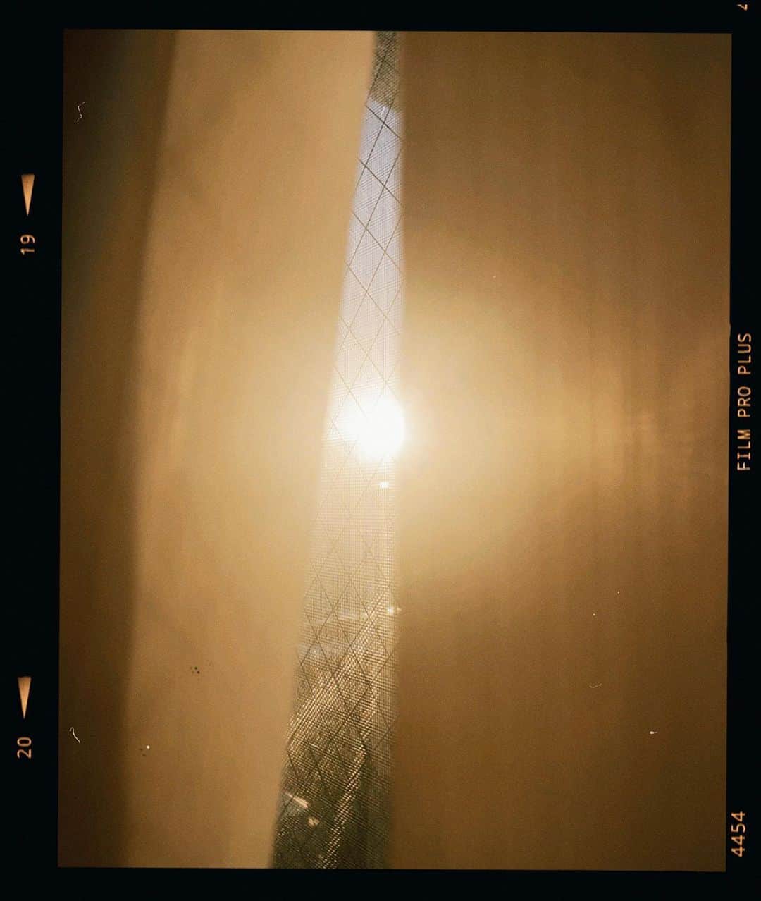 平祐奈さんのインスタグラム写真 - (平祐奈Instagram)「トントントンって音で起きて 朝の僅かな時間に掃除したい衝動に駆られ鏡ピカピカに磨いたら水廻りも心もスッキリ✨ いい朝だ〜！！  台所に立ってるお母さんていいよね☺︎ 朝から沁みるぅ母ごはん。  今日は日曜日か、素敵な休日を🍃 #目覚めの一枚」10月24日 7時17分 - yunataira_official