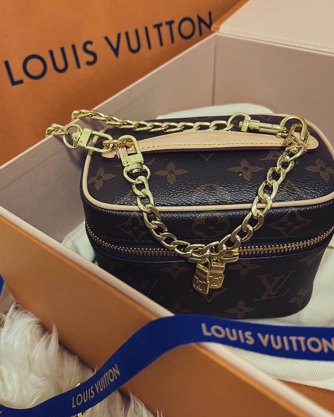 若尾綾香さんのインスタグラム写真 - (若尾綾香Instagram)「☆  𝕃𝕍 @louisvuitton  最近ポーチをチェーンストラップで アレンジしてバッグとして使ってる💓 iPhone入るジャストサイズ🤤 小さいバッグが好きすぎて極めた笑  #LV#louisvuitton#porchbag#porch #ポーチバッグ#ポーチ#ニースナノ #ルイヴィトン#ルイヴィトンポーチ」10月24日 18時14分 - ayaka_wakao