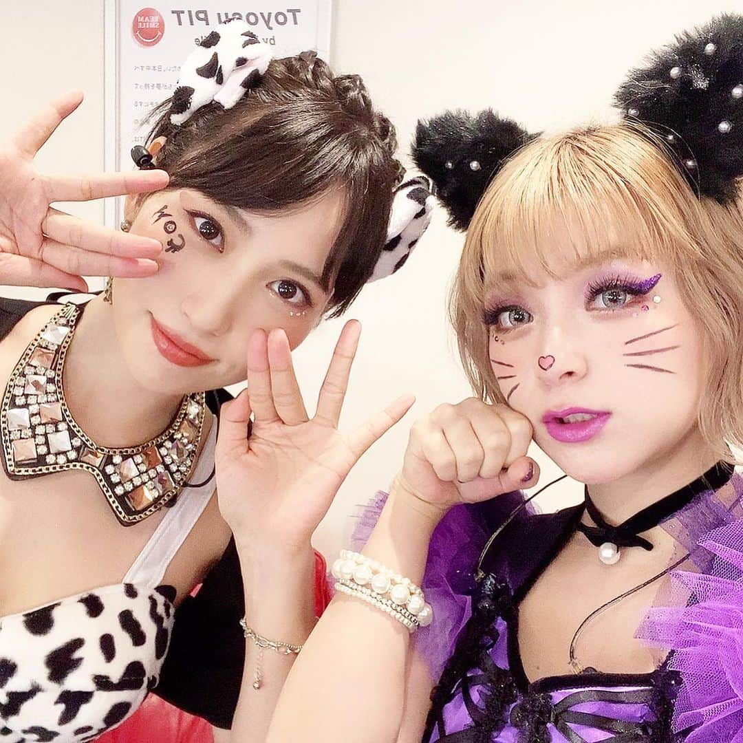 増田有華さんのインスタグラム写真 - (増田有華Instagram)「＊  ライブなのでメイクも濃いめに💄  COW🐮の文字はメイリアが書いてくれたよん 顔の扱いがびっくりするくらい雑だったけど上手にやってくれました笑 後半顔面伸ばされすぎてファンデ取れてるし メイリアの笑い方が何回みてももらい笑いしちゃう😂  あと牛？豚？の手できないのわたしだけ？ww こう！！！だけ力強いけど微塵もできてない☺️  ・ ・ ・ #ハロウィン #ハロパ #コスプレ #牛 #ガルニデ #ガルニデリア #garnidelia #豊洲ピット」10月24日 16時41分 - masuyuka_official