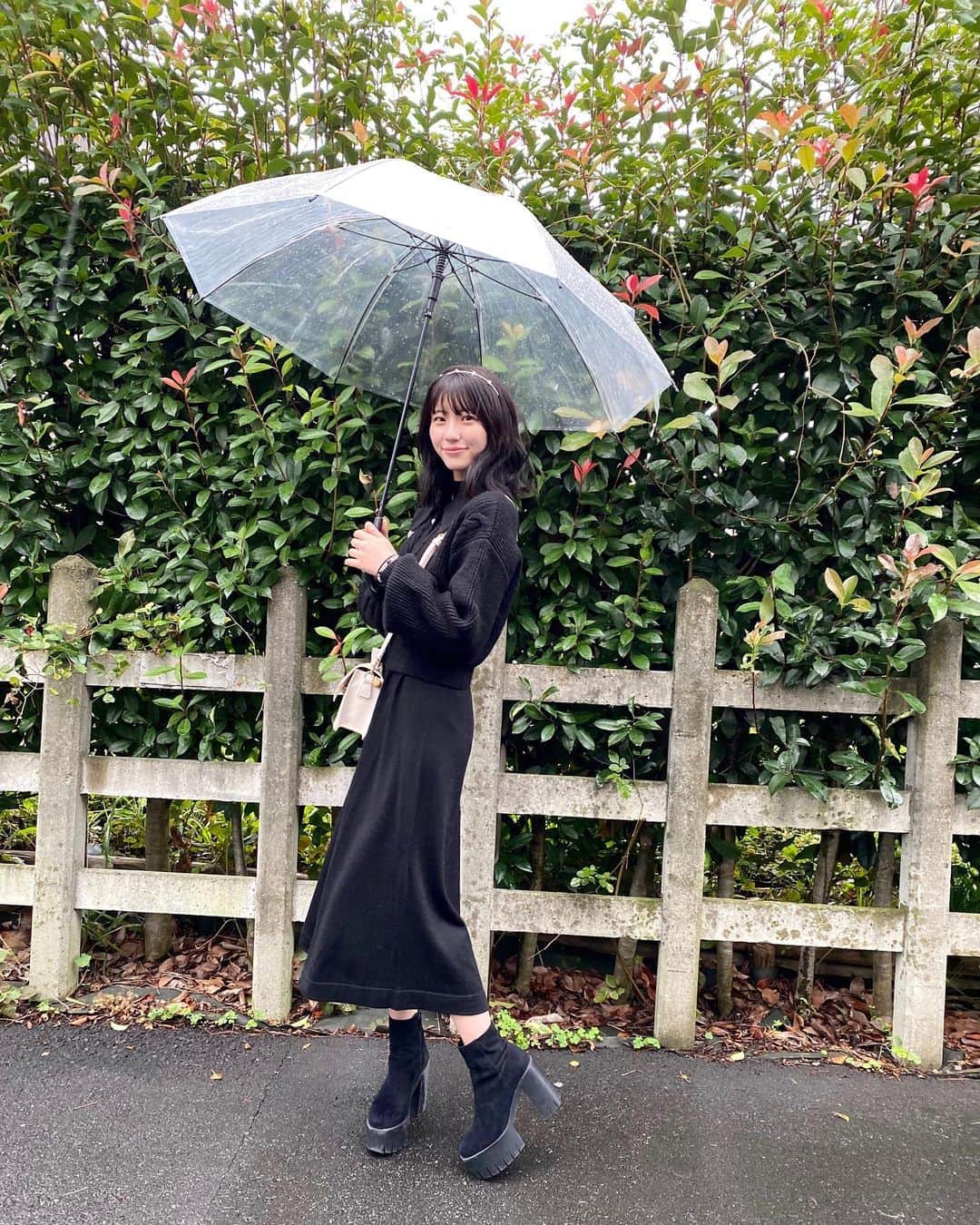 仲本愛美さんのインスタグラム写真 - (仲本愛美Instagram)「雨の日コーデ☔️  ワンピース👗 @uniqlo_jp  トップス @miia_official  バック @grl_official  靴 @hm サイズなどよく聞かれますが、基本SまたはX Sで靴はLです！」10月24日 17時09分 - manamana_kimono