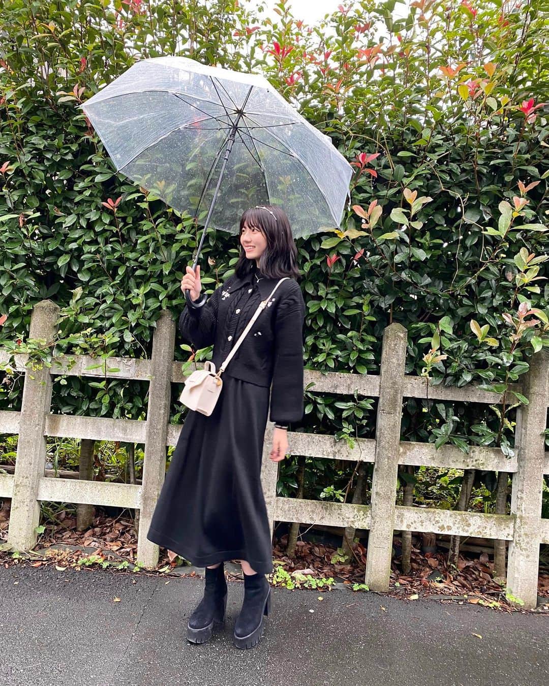仲本愛美さんのインスタグラム写真 - (仲本愛美Instagram)「雨の日コーデ☔️  ワンピース👗 @uniqlo_jp  トップス @miia_official  バック @grl_official  靴 @hm サイズなどよく聞かれますが、基本SまたはX Sで靴はLです！」10月24日 17時09分 - manamana_kimono