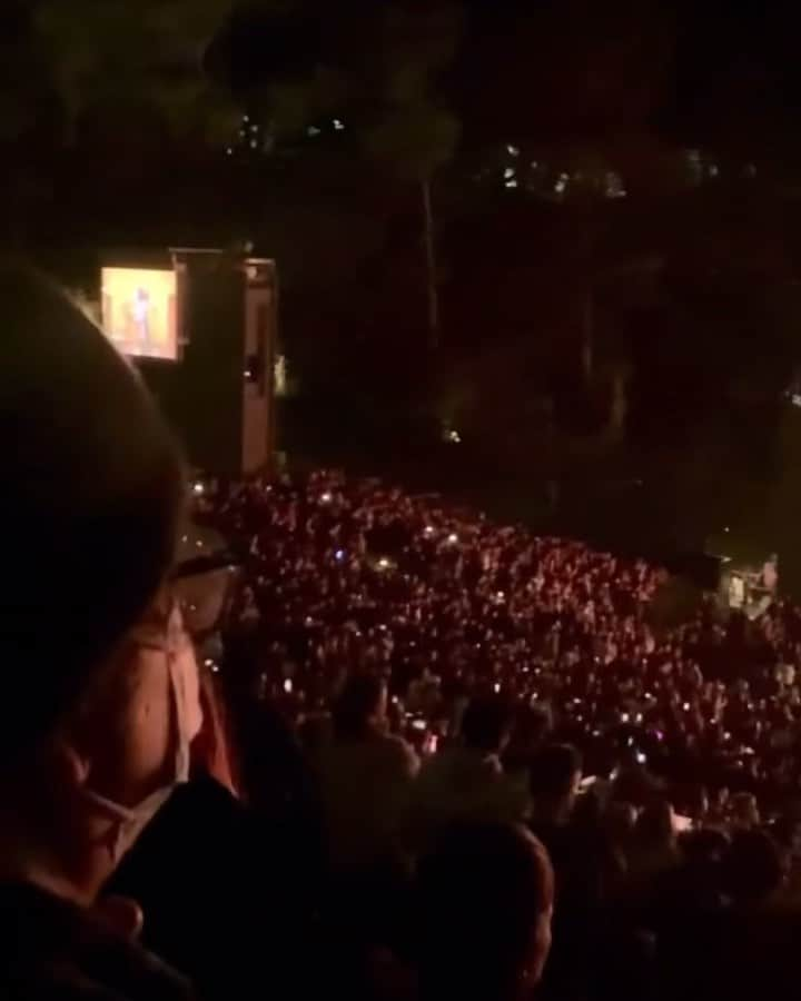 ライリー・キーオのインスタグラム：「@coldplay dedicated Yellow to my brother tonight at @wecansurvivela ❤️❤️❤️❤️❤️😭😭😭 I wasn’t ready for it but it was such a beautiful surprise. And me love you @dakotajohnson and credit and thank you to whoever captured this video 🙏」