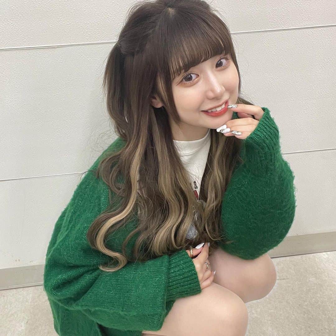 のインスタグラム：「昨日のNext Future FES来ていただいた方本当にありがとうございました💞  久々にまりふぁむに会えて嬉しかったです！ ステージで着用していたお洋服は全てSPINNSさんのものです👗 緑のカーディガンかわいい〜！💚  #スピンズ #spinns #pr #nff #nextfuturefes2021」