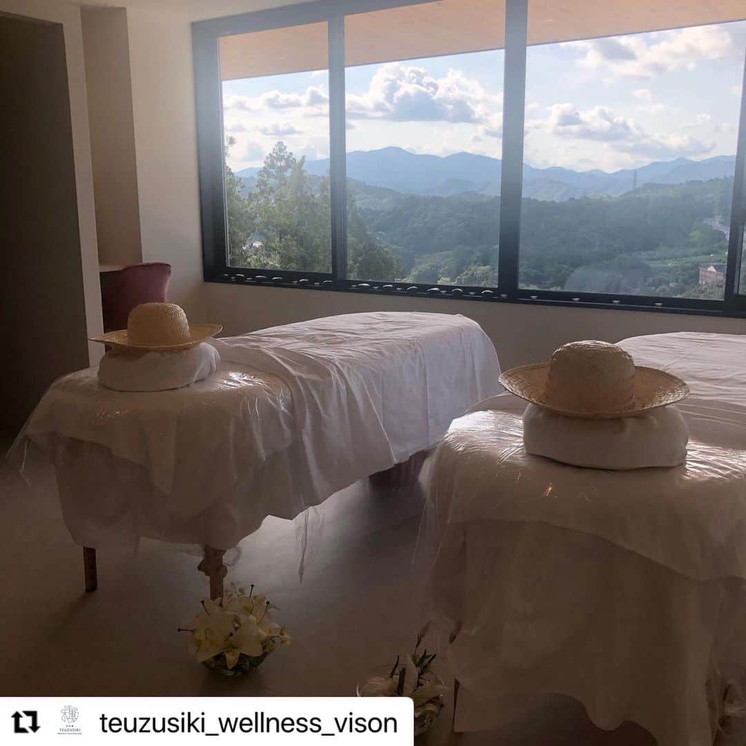 HARUKO（真木明子）さんのインスタグラム写真 - (HARUKO（真木明子）Instagram)「三重県多気町にある @vison_com  @vison_hotels 内にあるスパのトリートメントです。 この機会に是非❤️❤️❤️❤️❤️❤️. .. . #Repost @teuzusiki_wellness_vison with @make_repost ・・・ 平日キャンペーン　 Spa day   TEUZUSIKI Wellness Sanctuary Spa  HOTEL VISON9Fに隠れたように存在する静寂なスパ  白いシーツに包まれて 美しい景色と深呼吸深まる美味しい空気の中 @salysuzuki  @salybeautism のここでしか体験できないスパトリートメントの特別なコースをご用意しました。  2021年11月1日迄 スパのコース3つの体験 3h 33,000円税込約3h30min スパのコース2つを体験 2h 24,200円税込約2h30min  ご予約のお席には 限りがございます。  ご予約方法はこちらになります。  ●HOTEL VISON 9F  TEUZUSIKI Wellness Sanctuary Spa 完全予約制 営業時間11:00-22:00 最終受付21:00 TEL 0598-67-5871  HPからのWeb予約は24h可能  お問合せ info-vison@teuzusiki.jp TEL 0598ｰ67ｰ7747  #teuzusiki #vison #wellness #massage #spa #healing #beauty #honzo #taki #salybeautism  #aromatherapy #thalassotherapy #captivateperfume #retreat #spaday #salysuzuki #鈴木サリー #ヴィソン #本草湯 #多気 #三重 #一人旅 #リトリート #amazingtherapist」10月24日 18時04分 - haruko227