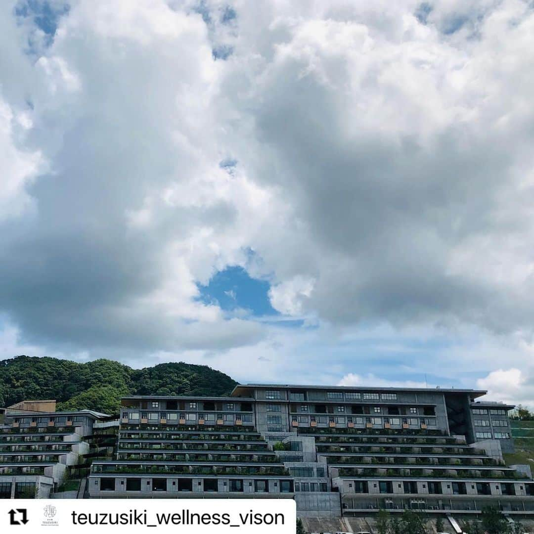 HARUKO（真木明子）さんのインスタグラム写真 - (HARUKO（真木明子）Instagram)「三重県多気町にある @vison_com  @vison_hotels 内にあるスパのトリートメントです。 この機会に是非❤️❤️❤️❤️❤️❤️. .. . #Repost @teuzusiki_wellness_vison with @make_repost ・・・ 平日キャンペーン　 Spa day   TEUZUSIKI Wellness Sanctuary Spa  HOTEL VISON9Fに隠れたように存在する静寂なスパ  白いシーツに包まれて 美しい景色と深呼吸深まる美味しい空気の中 @salysuzuki  @salybeautism のここでしか体験できないスパトリートメントの特別なコースをご用意しました。  2021年11月1日迄 スパのコース3つの体験 3h 33,000円税込約3h30min スパのコース2つを体験 2h 24,200円税込約2h30min  ご予約のお席には 限りがございます。  ご予約方法はこちらになります。  ●HOTEL VISON 9F  TEUZUSIKI Wellness Sanctuary Spa 完全予約制 営業時間11:00-22:00 最終受付21:00 TEL 0598-67-5871  HPからのWeb予約は24h可能  お問合せ info-vison@teuzusiki.jp TEL 0598ｰ67ｰ7747  #teuzusiki #vison #wellness #massage #spa #healing #beauty #honzo #taki #salybeautism  #aromatherapy #thalassotherapy #captivateperfume #retreat #spaday #salysuzuki #鈴木サリー #ヴィソン #本草湯 #多気 #三重 #一人旅 #リトリート #amazingtherapist」10月24日 18時04分 - haruko227