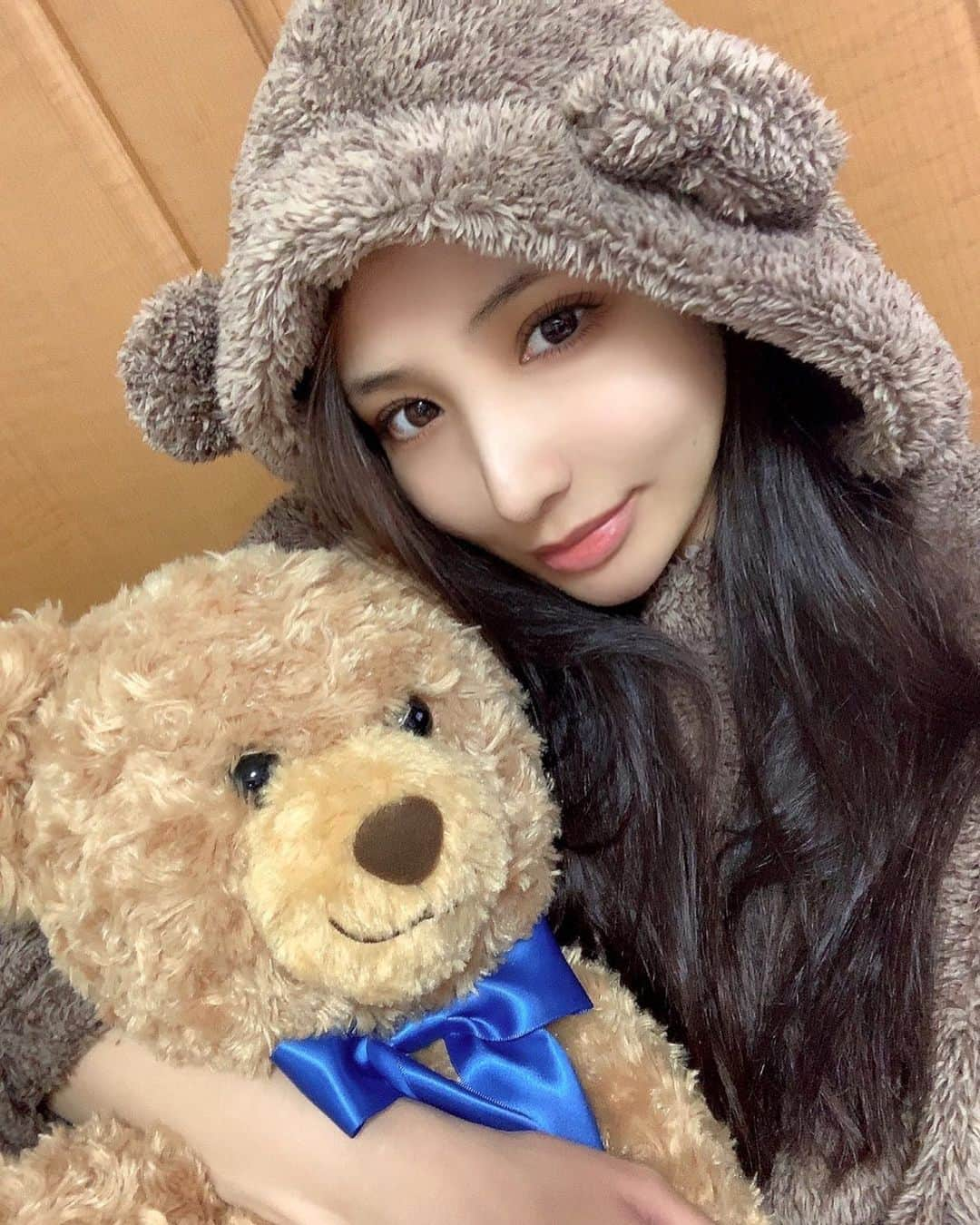 ふーぽんのインスタグラム：「GM🌞 最近寒すぎてずっとモコモコ着てる🧸笑 そんですっぴん眉毛薄すぎて困ってる🥵 手に持ってるクマの名前はデッカード。笑」