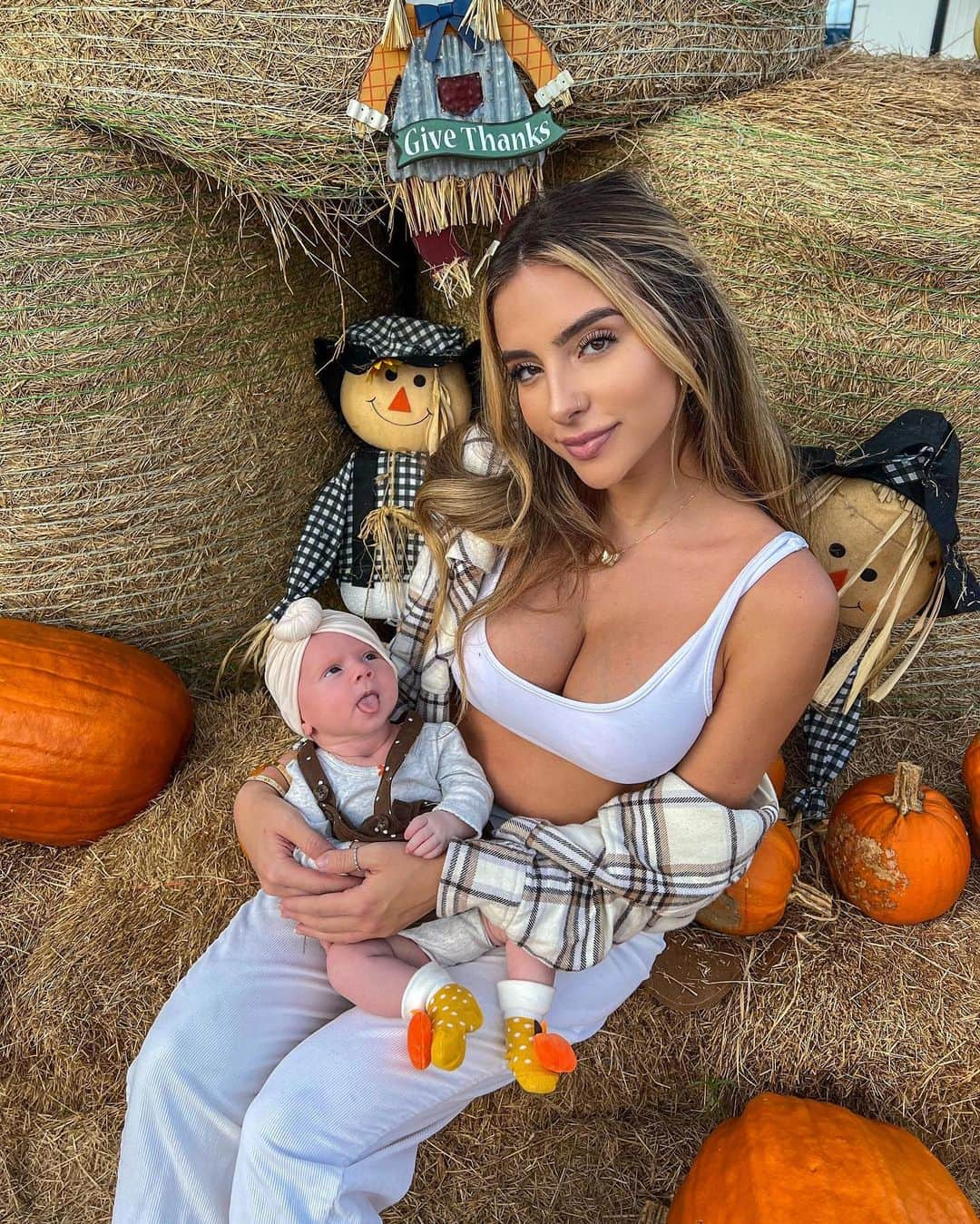 Bruna Rangel Limaさんのインスタグラム写真 - (Bruna Rangel LimaInstagram)「Took my pumpkin to the patch🎃」10月24日 10時53分 - xoobruna