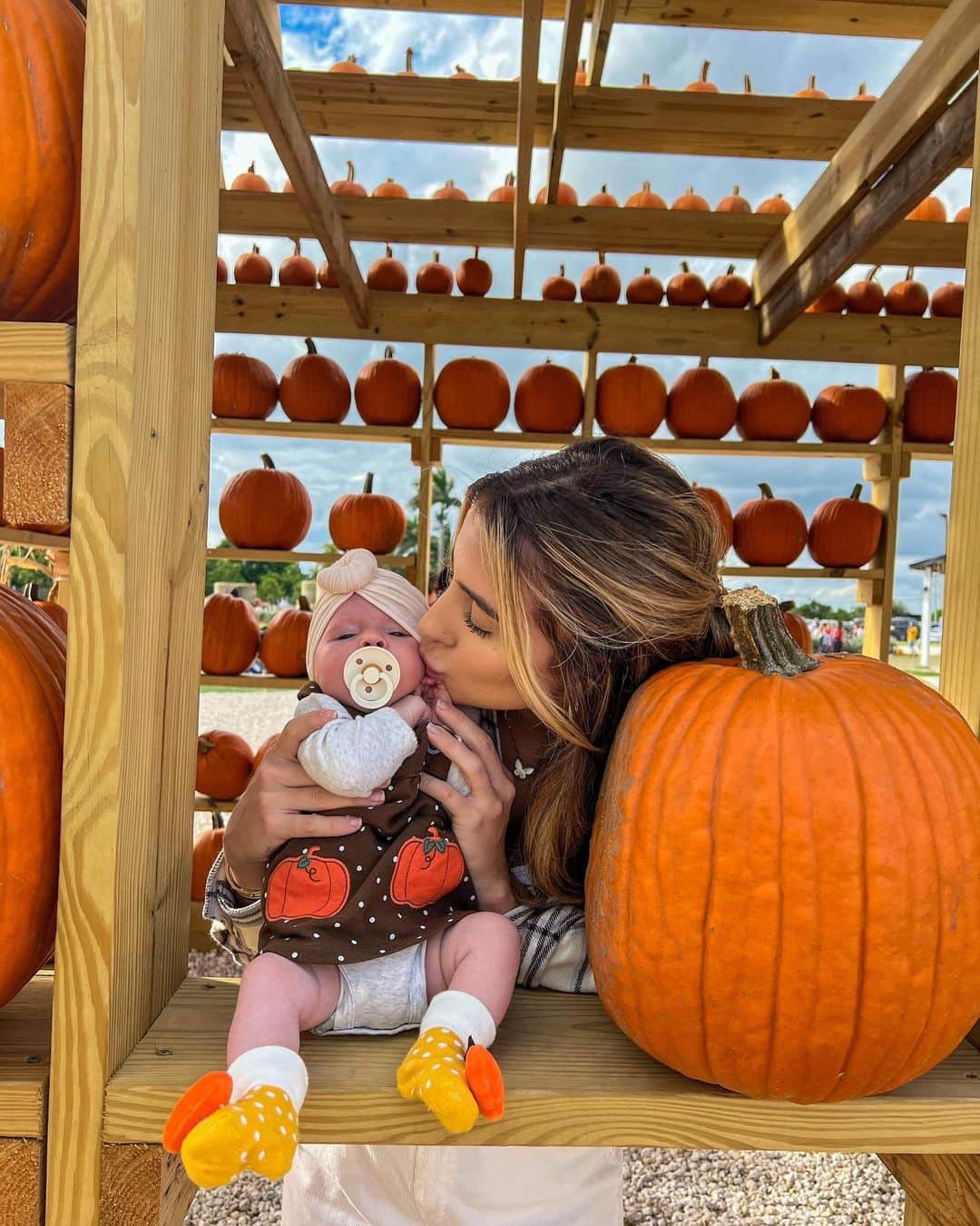 Bruna Rangel Limaさんのインスタグラム写真 - (Bruna Rangel LimaInstagram)「Took my pumpkin to the patch🎃」10月24日 10時53分 - xoobruna