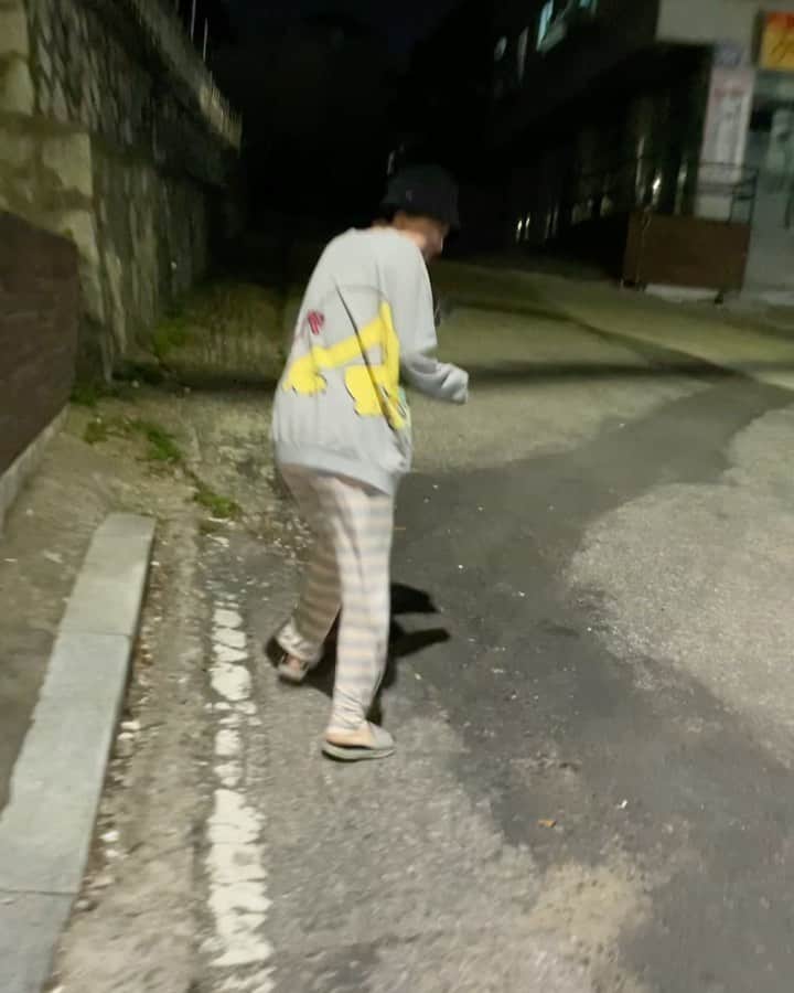 パク・ミソンのインスタグラム：「달 밤에  왜 이러는거지? ㅋㅋ  . 딸  마중하러  집 앞에  나갔는데 ㅎㅎ  . 우리 딸이  내가  하는 짓이  웃긴가봐요 ㅋㅋ  . 내가  도둑 같다네 ㅎ  .  딸들아  일찍들  다녀라 ~~~~」