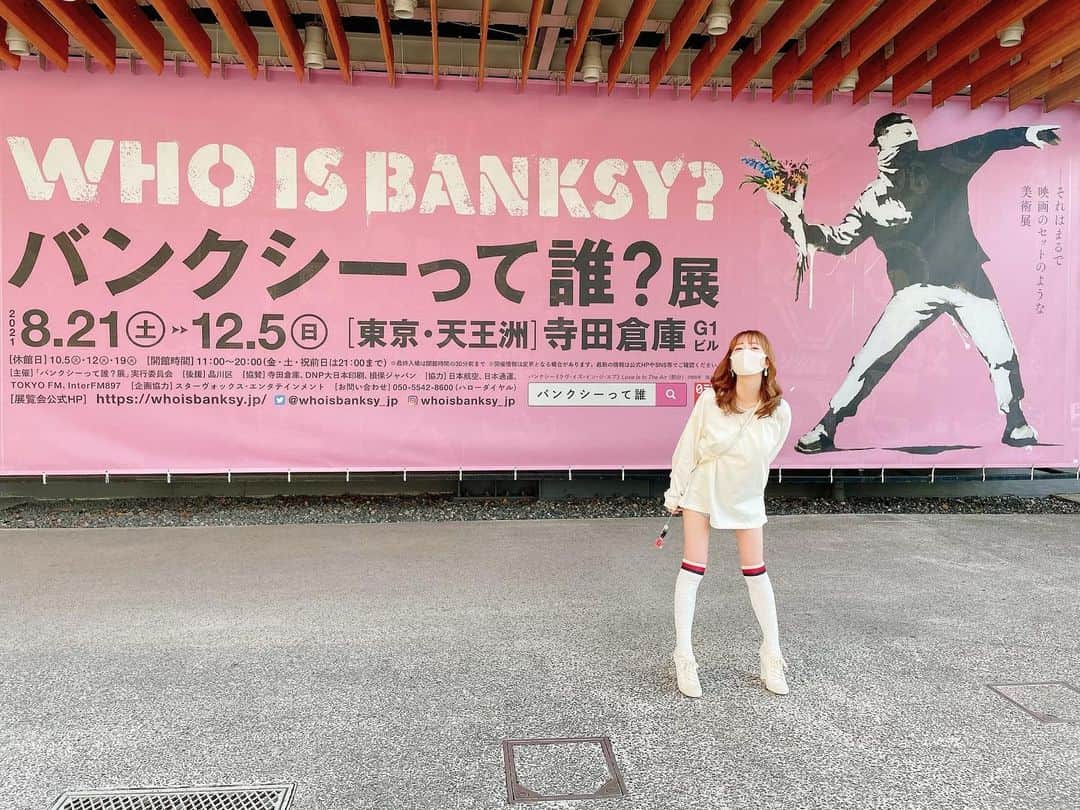 堀尾実咲のインスタグラム：「WHO IS BANKSY? 🎨 バンクシーって誰？展 行ってきたよ☺️  この日は バンクシーからグッチをはしごして アートな一日だった🎨💐  昨日たまたまテレビでもやってたね🧸  #whoisbanksy #whoisbanksy展 #banksy #banksy展 #banksyart #banksyjapan #バンクシーって誰展 #バンクシー展 #バンクシー #バンクシーアート #寺田倉庫」