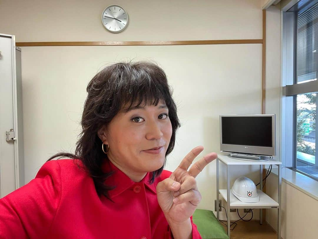 エハラマサヒロさんのインスタグラム写真 - (エハラマサヒロInstagram)「芸能生活40年ぐらいの歌手の方のブログに載ってそうな写真🤣  ブログタイトル「今日の楽屋でーす♫」  今日はフジテレビで収録でーす。廊下でスター誕生で一緒だったりっちゃんに久々に会って懐かしいねなんて話したり♫  もうおばちゃんだけど昔は可愛い時もあったのよ（嘘つけ！）  収録頑張りまーす。  #誰かわからん人イジっててカッコいい」10月24日 11時53分 - eharamasahiro