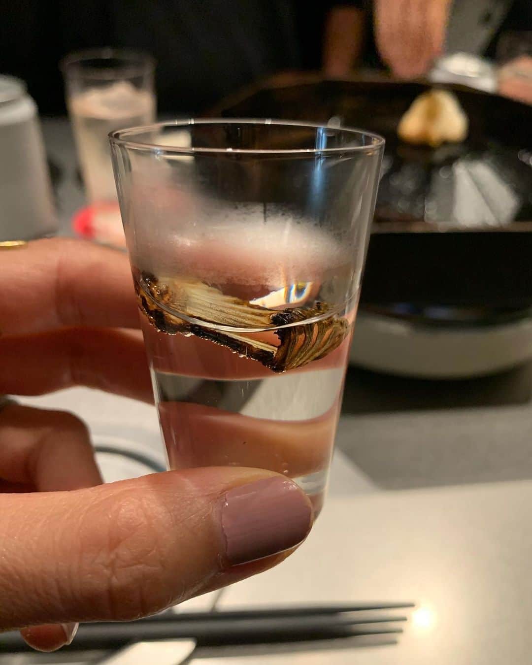 安田美沙子さんのインスタグラム写真 - (安田美沙子Instagram)「おはよう☀ 京都撮影してまーす！はんなり。  3枚目は、いつかの　@wagyumafia はじめて食べる松茸の食べ方。ひれ酒も薄いグラスでいただいて。。。  幸せな夜でした🤍 この日はガーリックチップ🧄の発売日だったらしく、沢山並んではりました✨  #wagyumafia #garlic #chips  #絵みたいな肉 #すき焼き　#kyoto」10月24日 12時00分 - yasuda_misako