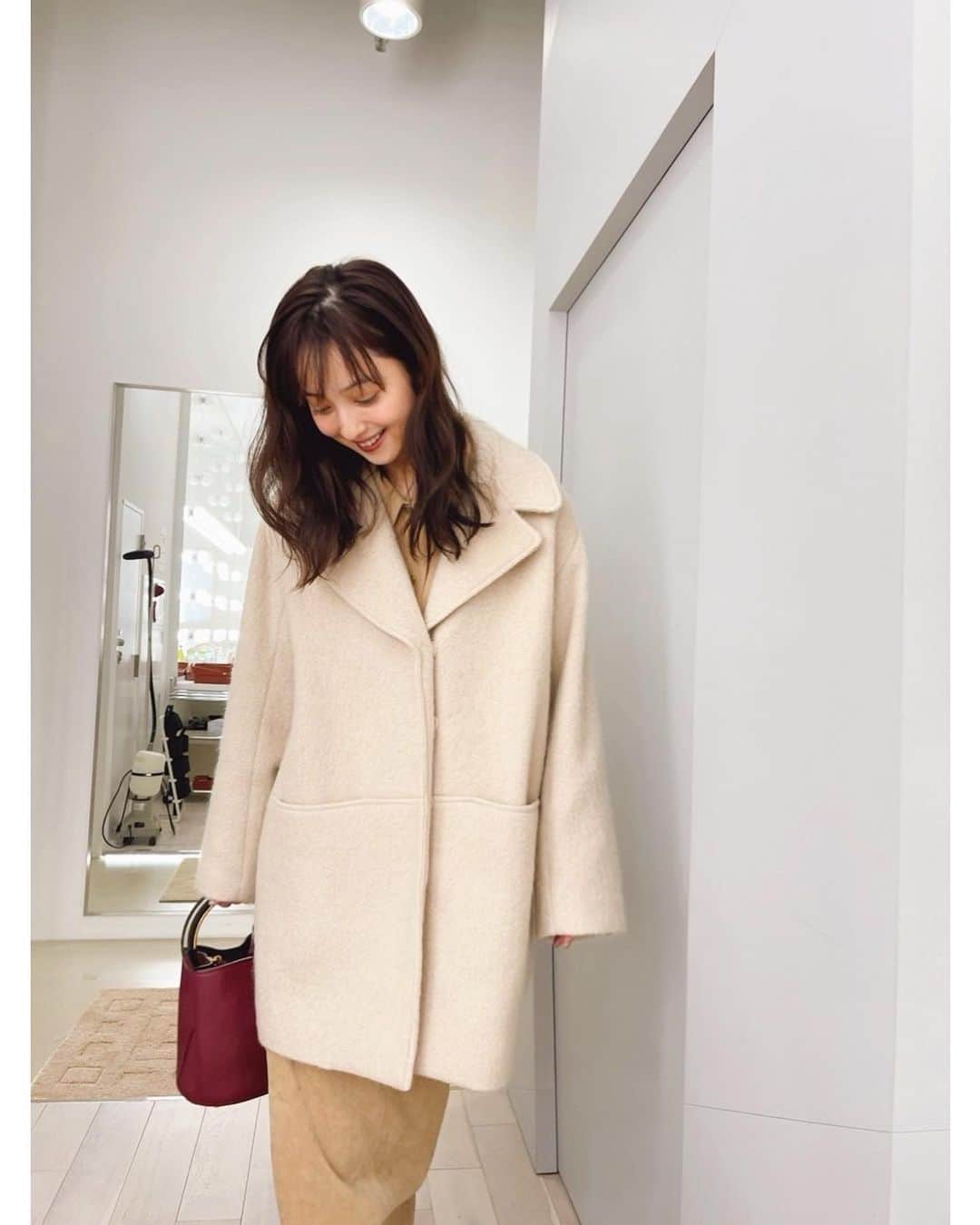佐々木希さんのインスタグラム写真 - (佐々木希Instagram)「コートの季節になってきた❤︎ 昨年人気だったコートを少しリニューアルして今年も🧥 大きなポケットもあってお気に入り。  coat #iNtimite bag #Marni boots #AKIKOKIZU × #danigemma」10月24日 12時09分 - nozomisasaki_official