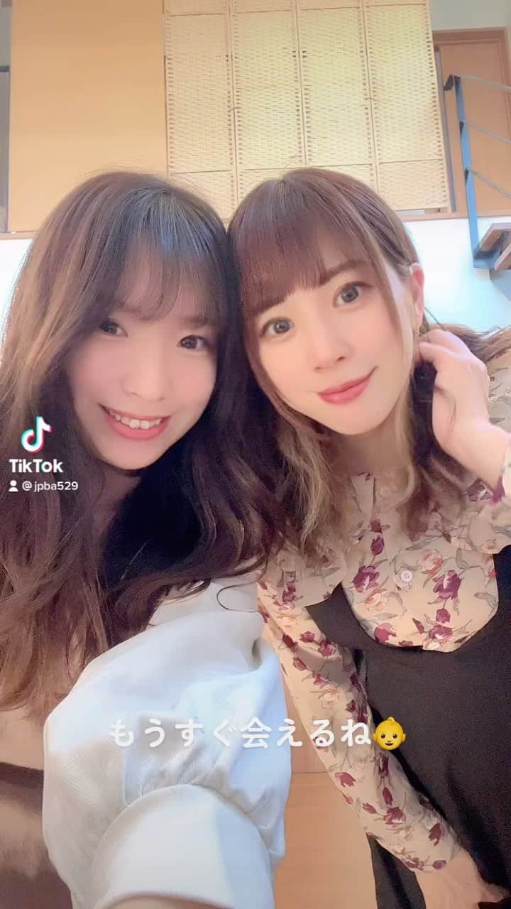 坂本詩緒里のインスタグラム：「はじめてのTikTok♡ まだぜんぜん分からない🤣  #姉妹 #tiktok #マタニティライフ #ダンス #お腹大きくなりました #臨月 #妊娠10ヶ月 #プレママ」