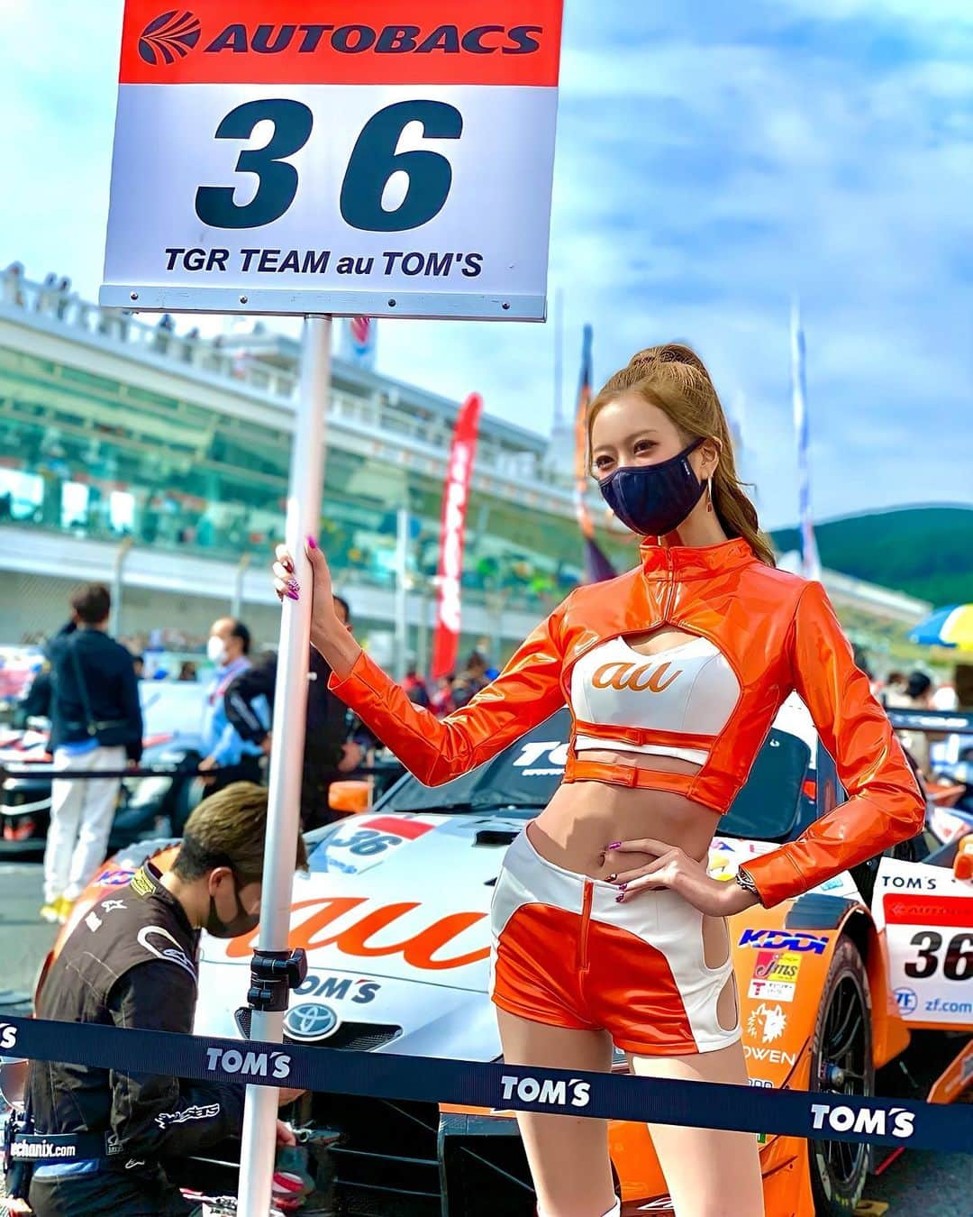 央川かこさんのインスタグラム写真 - (央川かこInstagram)「SUPER GT Rd.6 オートポリス 36号車は 10位フィニッシュでした👏👏 ・ 残り数周で11位になったときは 今回もうポイントは無理かと思ったけど、 最後 巻き返して見事ポイントゲット😭✨ ・ 現地に来られていた方はすごく寒かったと思うので 暖かくして気をつけて帰ってくださいね🙇‍♀️🧣 ・ #SUPERGT #オートポリス #tomsracsing #36号車 #au #auサーキットクイーン #レースクイーン #コスチューム #ダイエット #トレーニング #筋トレ #ファスティング #ハーフアップ #ヘアアレンジ」10月24日 18時23分 - kako.717