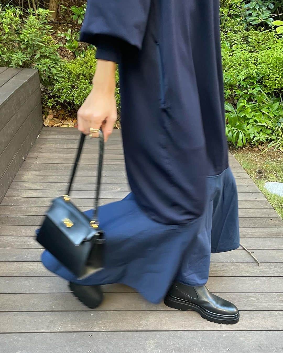 春名亜美さんのインスタグラム写真 - (春名亜美Instagram)「長男がお洋服のフリルの可愛い部分をたまたま撮ってくれてた💙」10月24日 13時00分 - amiharunaami
