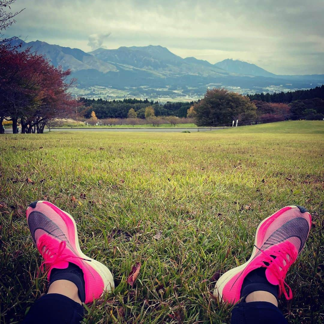 樽美酒研二さんのインスタグラム写真 - (樽美酒研二Instagram)「阿蘇山⛰ ちょっと心配でしたが、今は落ち着いてるようです😌 ［追記］ それにしても素敵なところです🌲✨ ［追記］ 今日は阿蘇山を怒らせないようにテーマは癒しでおしとやかにいきたいと思います🙋‍♂️ ［追記］ それよりも今日は寒いので脱げません🥶絶対に❄️ ［追記］ さてと、ぼちぼちメイクしますかね💄✨ 1時間30分かけて。。🤢笑」10月24日 13時18分 - ketsu.no.kamisama