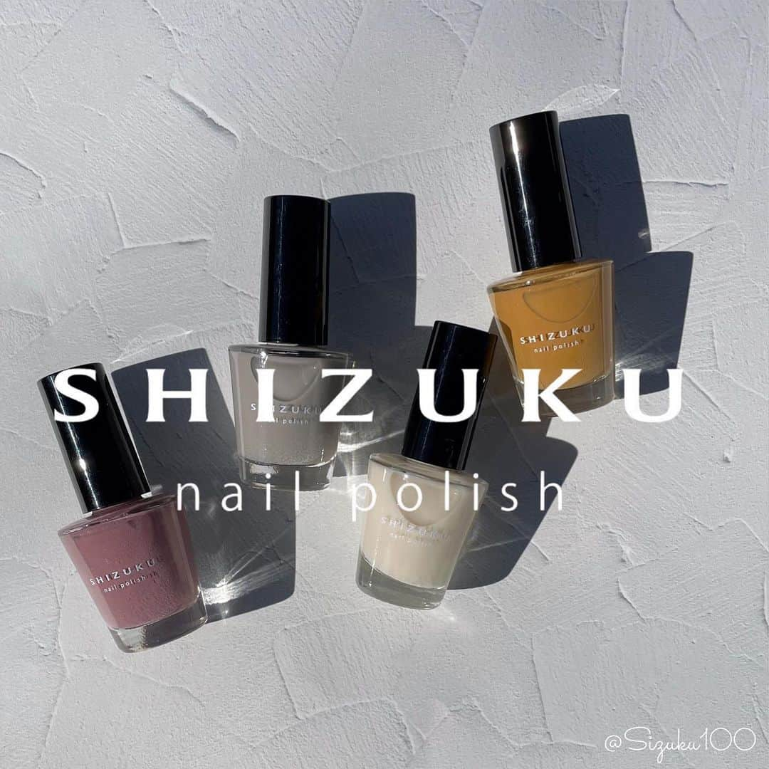 しずくのインスタグラム：「新色✨shizuku nail polish #shizuku13   前回大人気で再販もされすぐにまた廃盤となった #しずくネイルポリッシュ の第二弾がついに登場‼️✨  100均キャンドゥ @cando_official  2021.10.28(木)から販売開始です♡ 価格は330yen 税込  しずくネイルポリッシュのコンセプトは【プチプラでも塗りやすいマニキュア】  ⚫︎塗りやすい太めのラウンドの平筆 ⚫︎太すぎず短すぎないグリップ ⚫︎塗りやすい液 ⚫︎分離してしまってもマニキュアボール入りなので混ぜやすい ⚫︎10.5mlの大容量  第一弾の時も言ったけど 本当はもっと可愛いデザイン性のあるボトルがよかった...笑 でもそれだと高くなる...自分は機能性とコスパ重視でいこう。高ければ良いのは当たり前だし、1000円、2000円出したらそりゃ塗りやすいし可愛いのは当たり前。 それよりもセルフネイル上手くいかないなぁ。って人が使ったときに 「あれ？なんか今日上手くできた！安いのにラッキー」って思ってもらえる方がいいなって思って作ってます☺️  第一弾では300円だしとりあえず1色買ってみて塗りやすくて他の色も買いました‼️ってコメントをいただいて実際に使ってよかったからっていうリピートは本当に嬉しかったです！！  前回は #ディフェンスカラー といって本当に万能色を出しましたが今回は少し攻めてみました✨笑  ◆ #04mauvetaupe  前回と同様の塗り心地で1度塗りでもボトルより明るめな綺麗な色が出ます✨2度塗りだとこの時期からの深みカラーになっておすすめです！1番この中だと使いやすいです❣️シールとか組み合わせなくてもワンカラーで決まる色です  ◆ #05sheergray シアーな質感です。こちら購入の際には気を付けてください🙇‍♂️ しっかり色づくものがタイプの場合は04か07がおすすめです！ ちなみにこのグレーは私の中で革命です✨  ◆ #06sheerwhite こちらもシアー系なのでご注意を🙇‍♂️ 正直シアーホワイトって結構どこのブランドでも出してるので物珍しさが無いのがこの子の欠点ですが しずくネイルシールとの相性が1番良いのはこの06です！一緒に購入すると幅が広がります✨  ◆#07mustard  オフェンスカラーです✨この子が唯一攻めてるかなってカラーです！ ただ、パッケージにも説明画像にも書きましたがこのマスタードは黄色系統なので必ず！必ず！必ず！！！ベースコートを塗ってください🙇‍♂️色移りの原因になるので本当にそこは注意してください！！よろしくお願いします！ 全部そうなのですがボトルで見るより塗った方が100倍かわいいです  @shizukunailpolish  こちらのアカウントでちょこちょこカラーについては更新を予定しております😊(なんせ出さなきゃいけない物がまだまだありまして💦)ストーリーに更新したらお知らせしますね❣️  新色4本よろしくお願いします！！  #ネイル　#ネイルポリッシュ　#ポリッシュ　#プチプラ　#プチプラポリッシュ　#ほぼ100均ネイル #100均ネイル　#100均　#キャンドゥ  #キャンドゥ購入品 #キャンドゥ新商品 #セルフネイル　#shizukunailpolish #モーヴネイル　#グレーネイル　#ホワイトネイル #マスタードネイル #秋ネイル　#冬ネイル　#新色 #新色ネイル」