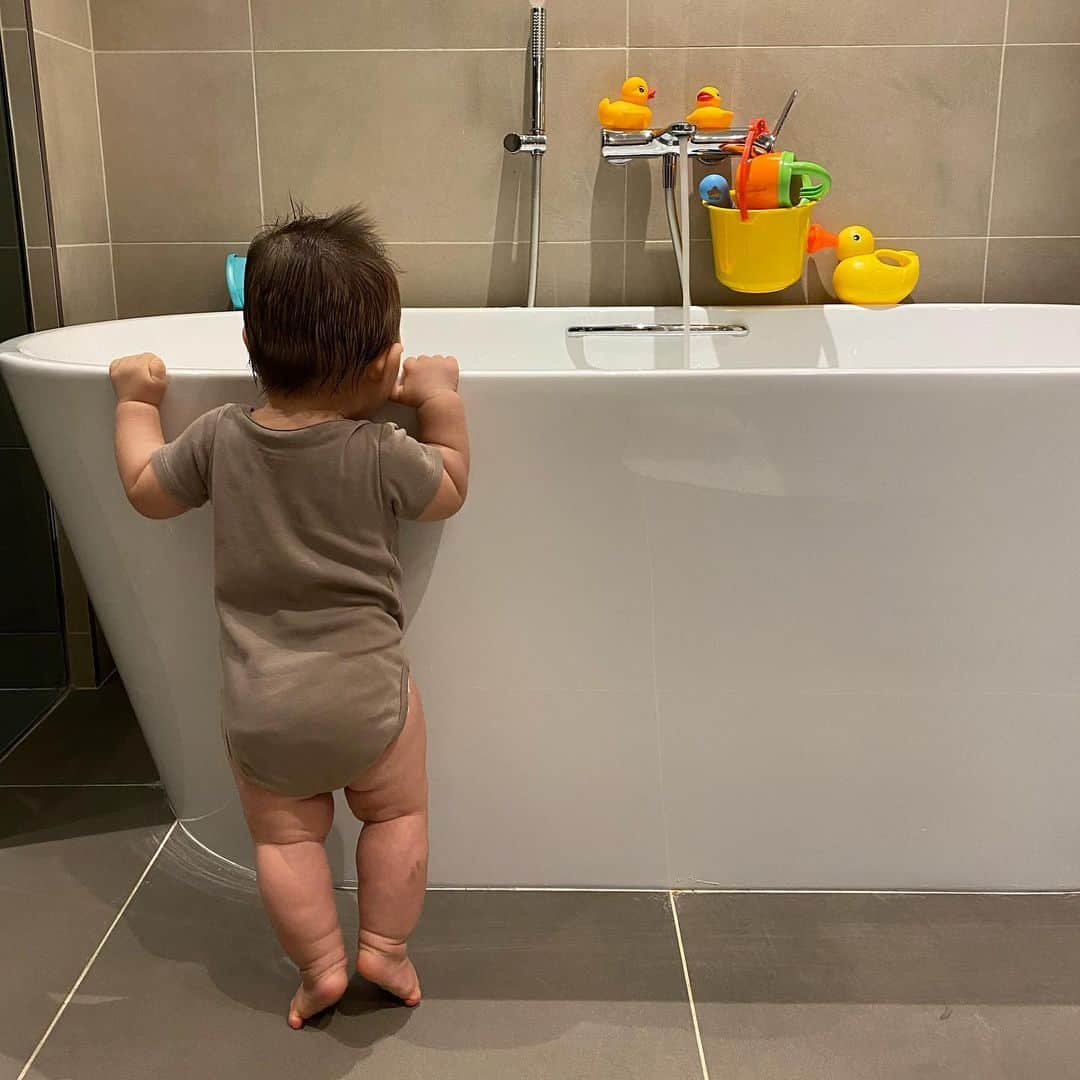 小泉里子のインスタグラム：「最近、お風呂が溜まるのを見るのが流行り。 背伸びして♡  #satokodubai #ドバイで子育て」