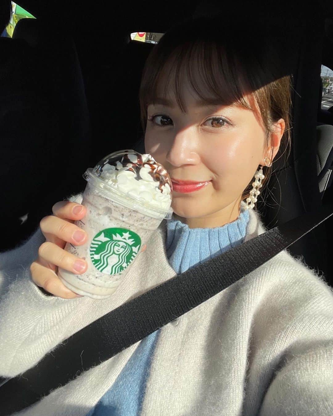 木村愛里のインスタグラム：「⋆ スタバカスタム 『オレオフラペチーノ🤍🖤』 ㅤㅤㅤㅤㅤㅤㅤㅤㅤㅤㅤㅤㅤ ㅤㅤㅤㅤㅤㅤㅤㅤㅤㅤㅤㅤㅤ バニラフラペチーノに チョコチップと チョコレートソース追加🍫 さらに私はエクストラホイップ😶‍🌫️ ㅤㅤㅤㅤㅤㅤㅤㅤㅤㅤㅤㅤㅤ 控えめに言って めっちゃ甘くて美味しいです🤭 甘党の方は是非❤️ ㅤㅤㅤㅤㅤㅤㅤㅤㅤㅤㅤㅤㅤ ㅤㅤㅤㅤㅤㅤㅤㅤㅤㅤㅤㅤㅤ #スタバ #スタバカスタム #スターバックス #オレオフラペチーノ #甘党 #starbucks」