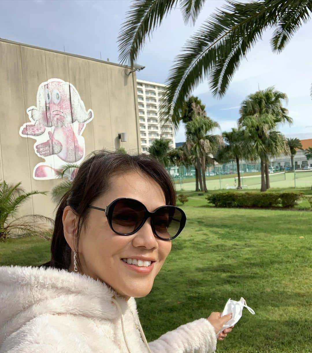 前田典子さんのインスタグラム写真 - (前田典子Instagram)「@kiara_resort_hamanako  から #お散歩　途中に #ハワイみたいな壁　🐋🌴 #三ヶ日みかん　🍊🍊🍊 #おっきい🍊 #長坂養蜂場  の #ミツバチ🐝🐝🐝🐝🐝 #お土産は #蜂蜜🍯 #マヌカハニー飴 #みかん🍊  #マエノリ旅 旅服にも　@rejoov」10月24日 14時43分 - maenorichang